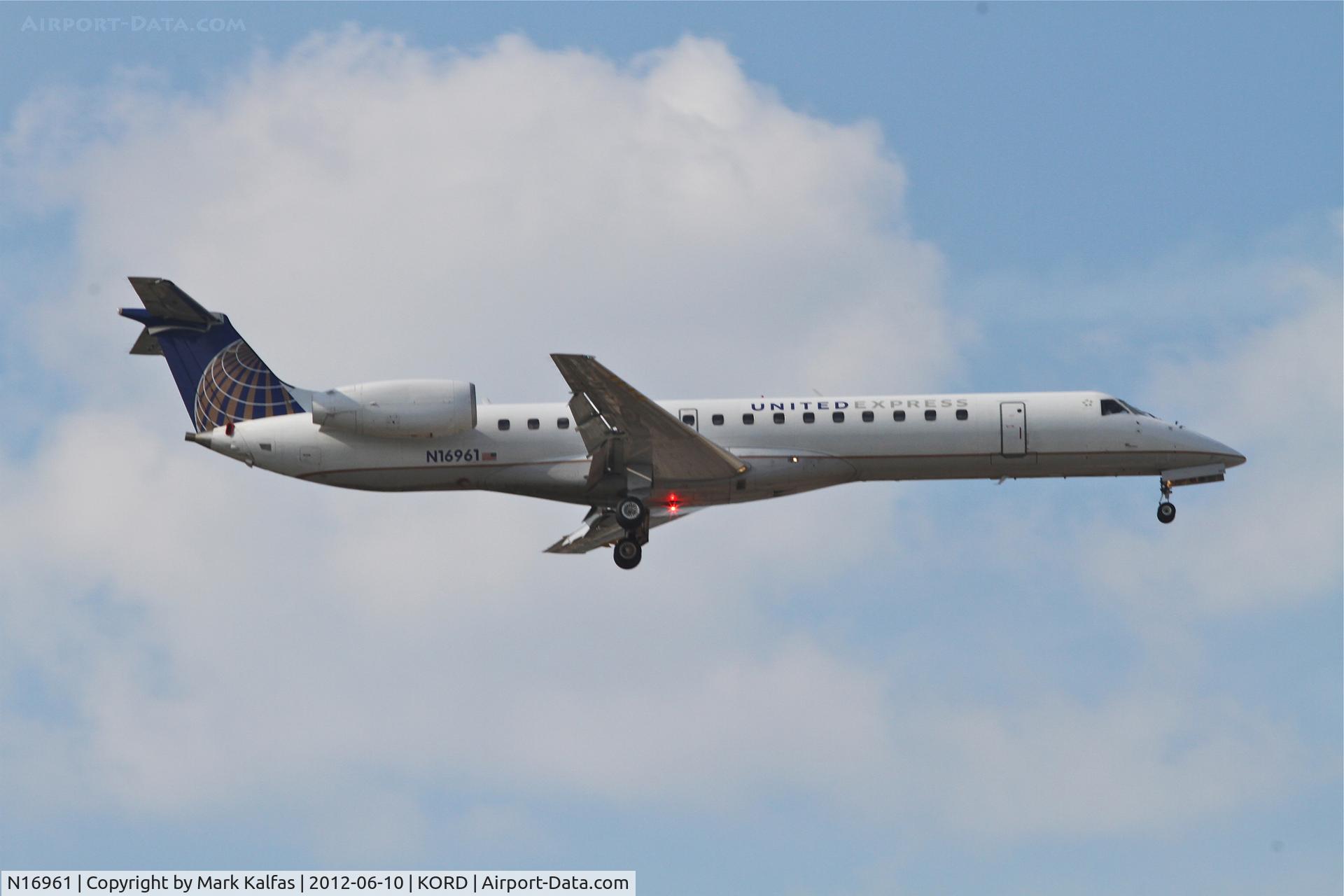 N16961, 1999 Embraer ERJ-145LR (EMB-145LR) C/N 145103, ExpressJet/United Express, Embraer EMB-145LR, ASQ5845 arriving from KGSO, RWY 10 approach KORD.