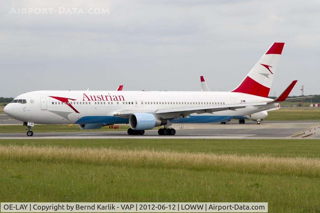 OE-LAY, 1998 Boeing 767-3Z9/ER C/N 29867, Lining up Rwy 29