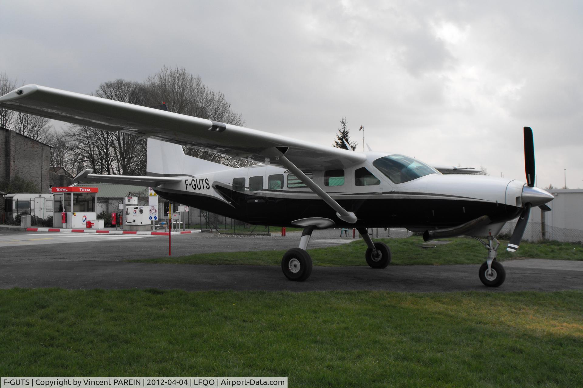 F-GUTS, 1993 Cessna 208 Caravan I C/N 20800225, Waiting for a next paradrop session.