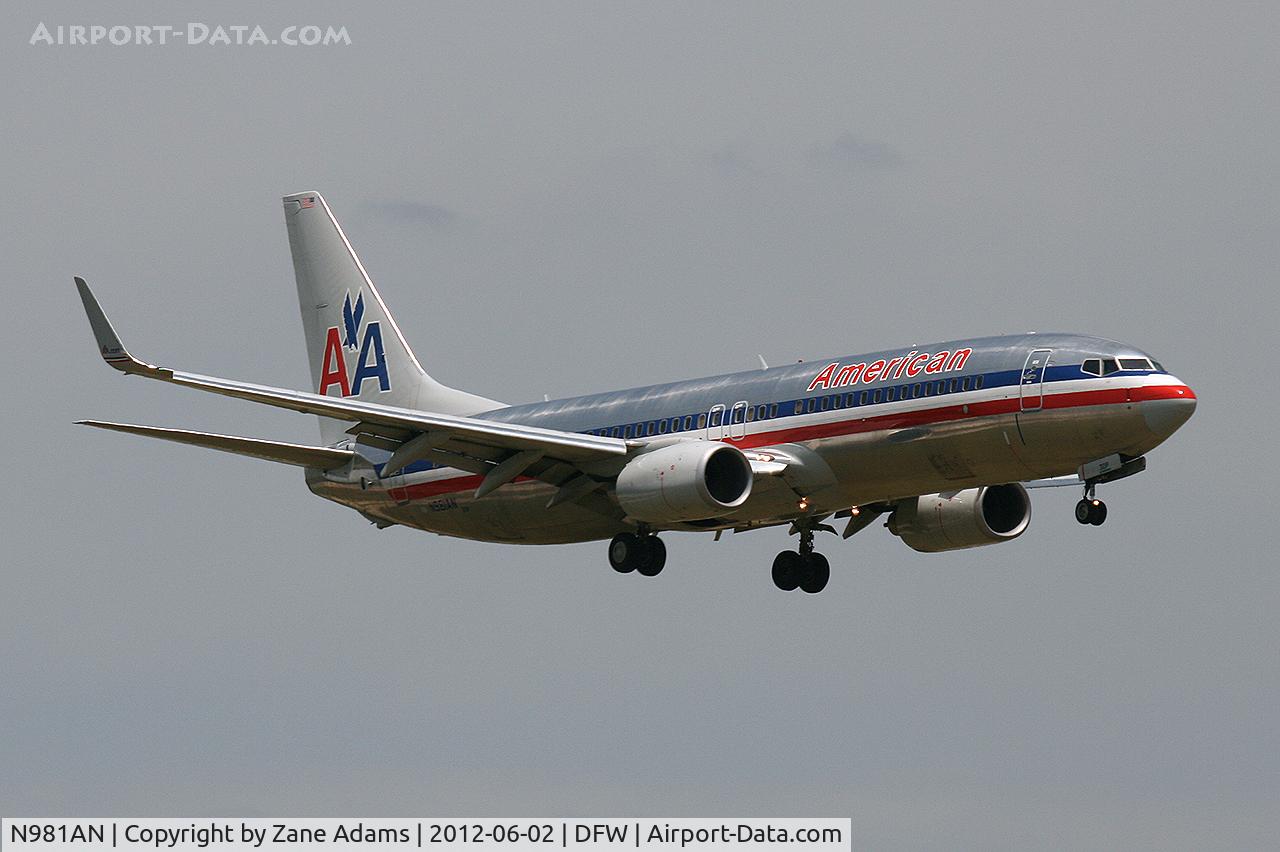N981AN, Boeing 737-823 C/N 30897, American Airlines landing at DFW Airport