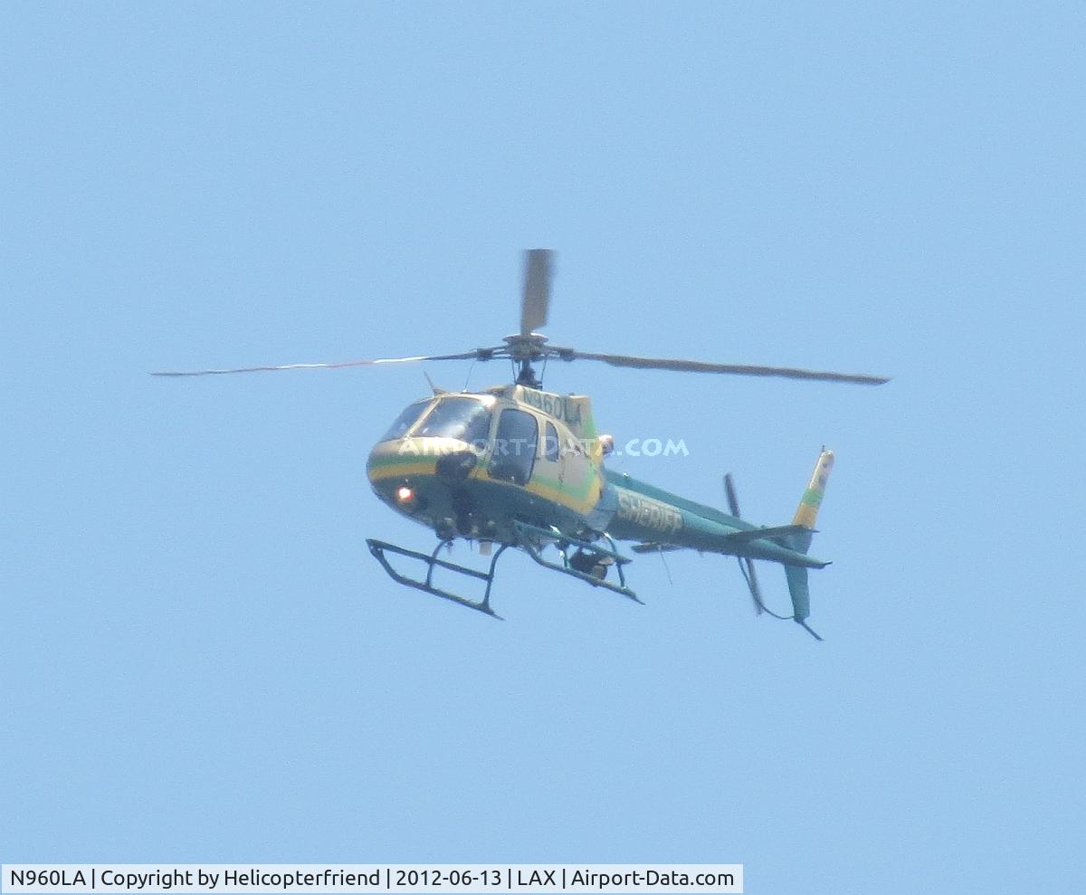 N960LA, Eurocopter AS-350B-2 Ecureuil Ecureuil C/N 7120, Southwest bound on patrol passing under aircraft on final for LAX
