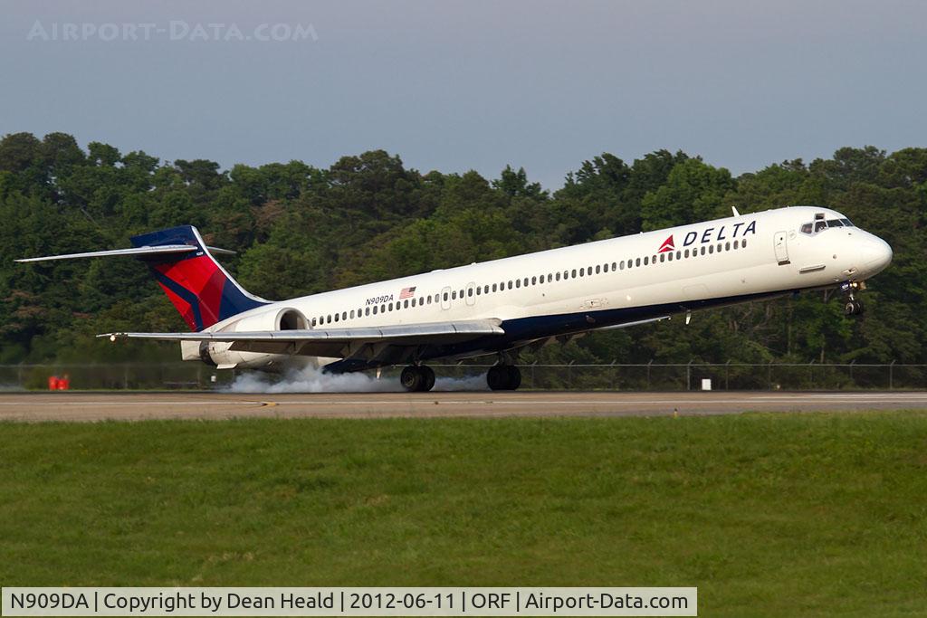 N909DA, 1995 McDonnell Douglas MD-90-30 C/N 53389, Delta Air Lines N909DA (FLT DAL1012) from Hartsfield-Jackson Atlanta International Airport (KATL) landing RWY 23. Fortunately there was no tail strike here. I've seen more MD-90s lately and fewer MD-88s at Norfolk.