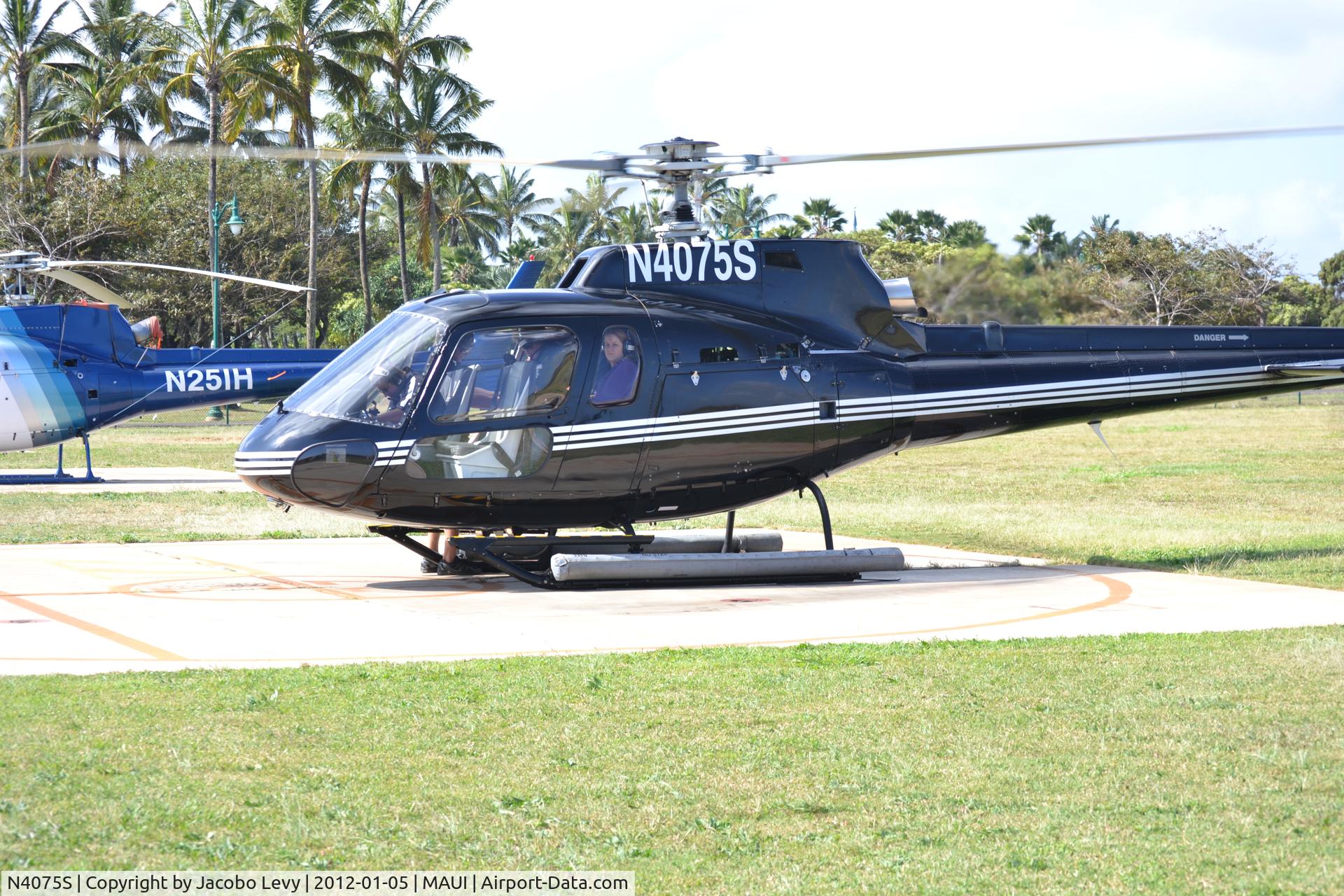 N4075S, 1997 Eurocopter AS-350BA Ecureuil C/N 3043, waiting to go on board and do a tour of the island, Maui, Hawaii
