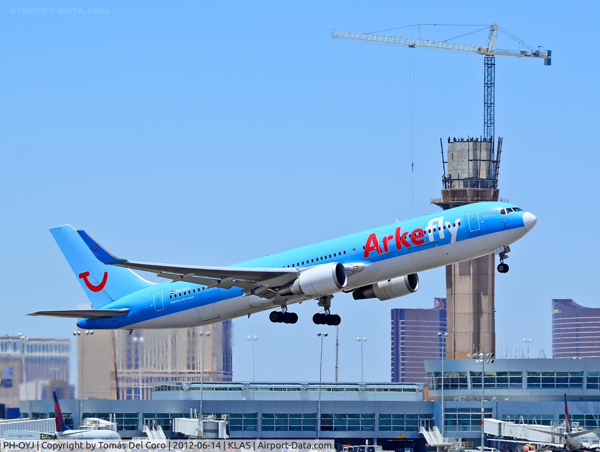 PH-OYJ, 2000 Boeing 767-304 C/N 29384, PH-OYJ ArkeFly (TUI Airlines Nederland) Boeing 767-304/ER (cn 29384/784)

- Las Vegas - McCarran International (LAS / KLAS)
USA - Nevada, June 14, 2012
Photo: Tomás Del Coro