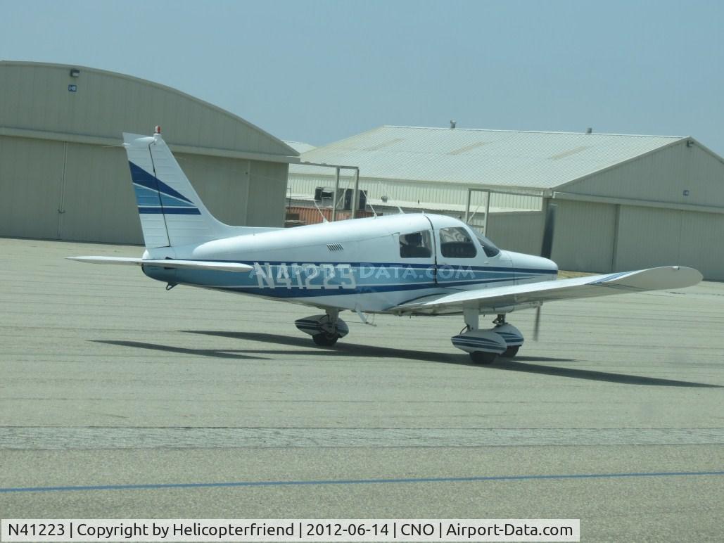 N41223, 1974 Piper PA-28-140 C/N 28-7425208, Taxiing westbound towards the hangers
