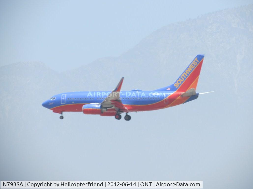 N793SA, 2001 Boeing 737-7H4 C/N 27888, On final for 26R