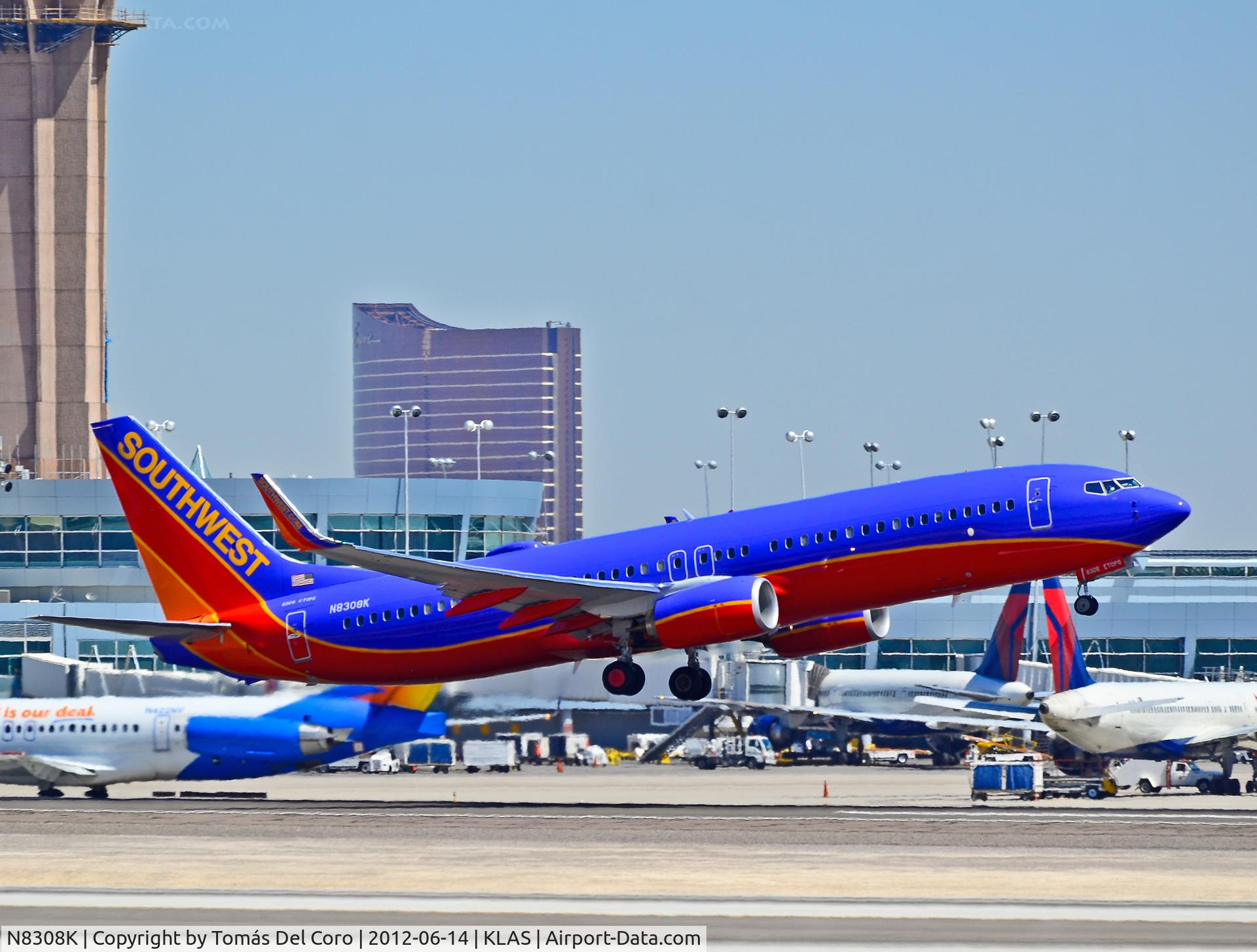 N8308K, 2012 Boeing 737-8H4 C/N 36682, N8308K Southwest Airlines Boeing 737-8H4(WL) - cn 36682

- Las Vegas - McCarran International (LAS / KLAS)
USA - Nevada, June 14, 2012
Photo: Tomás Del Coro