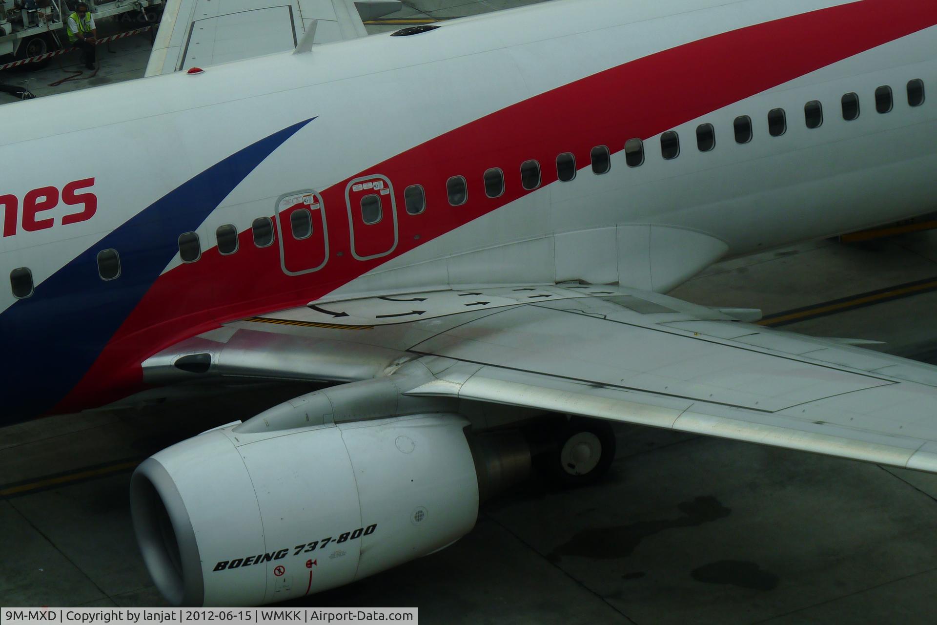 9M-MXD, 2013 Boeing 737-8H6 C/N 40131, Close Up