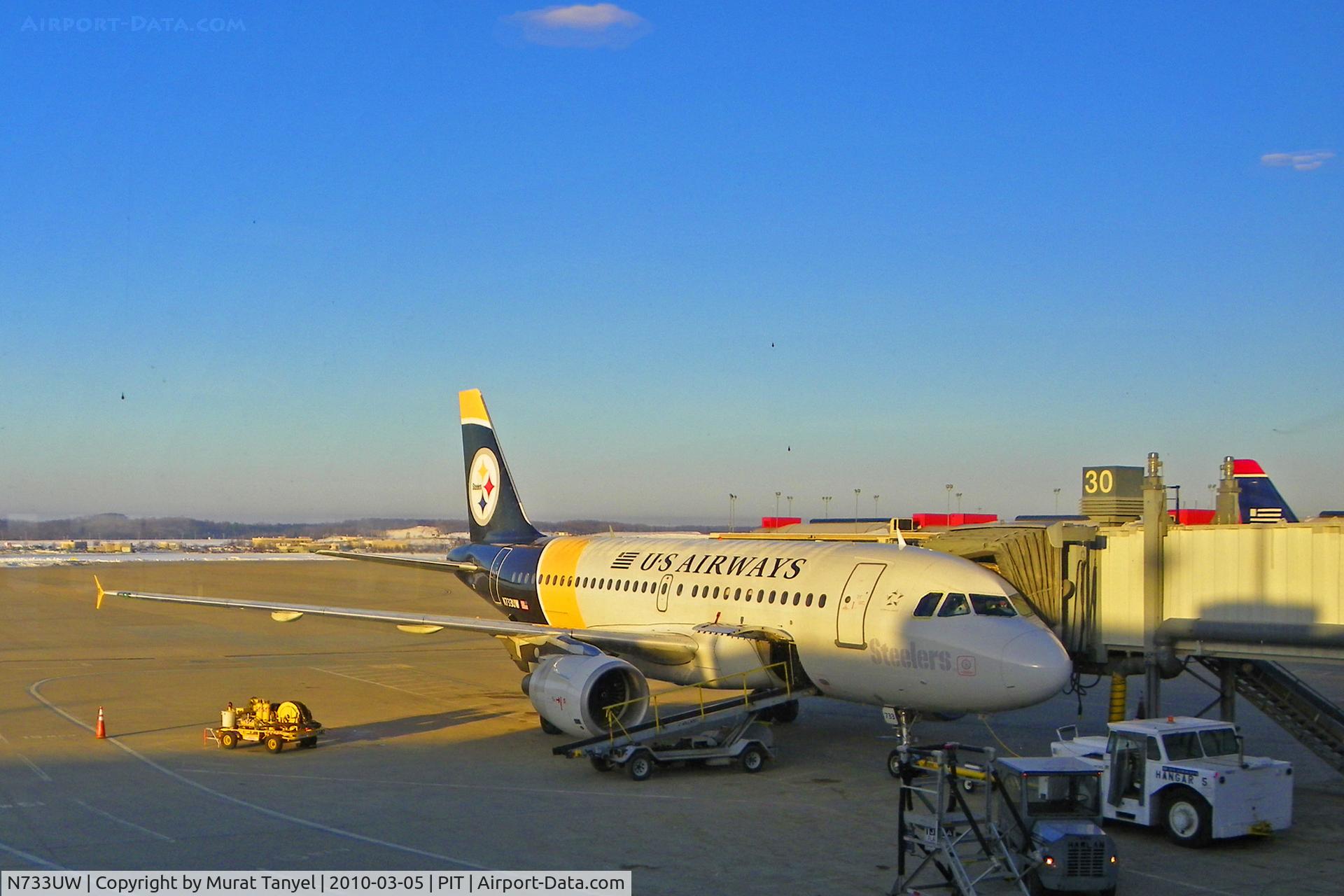 N733UW, 2000 Airbus A319-112 C/N 1205, At the jetway at Pittsburgh International Airport