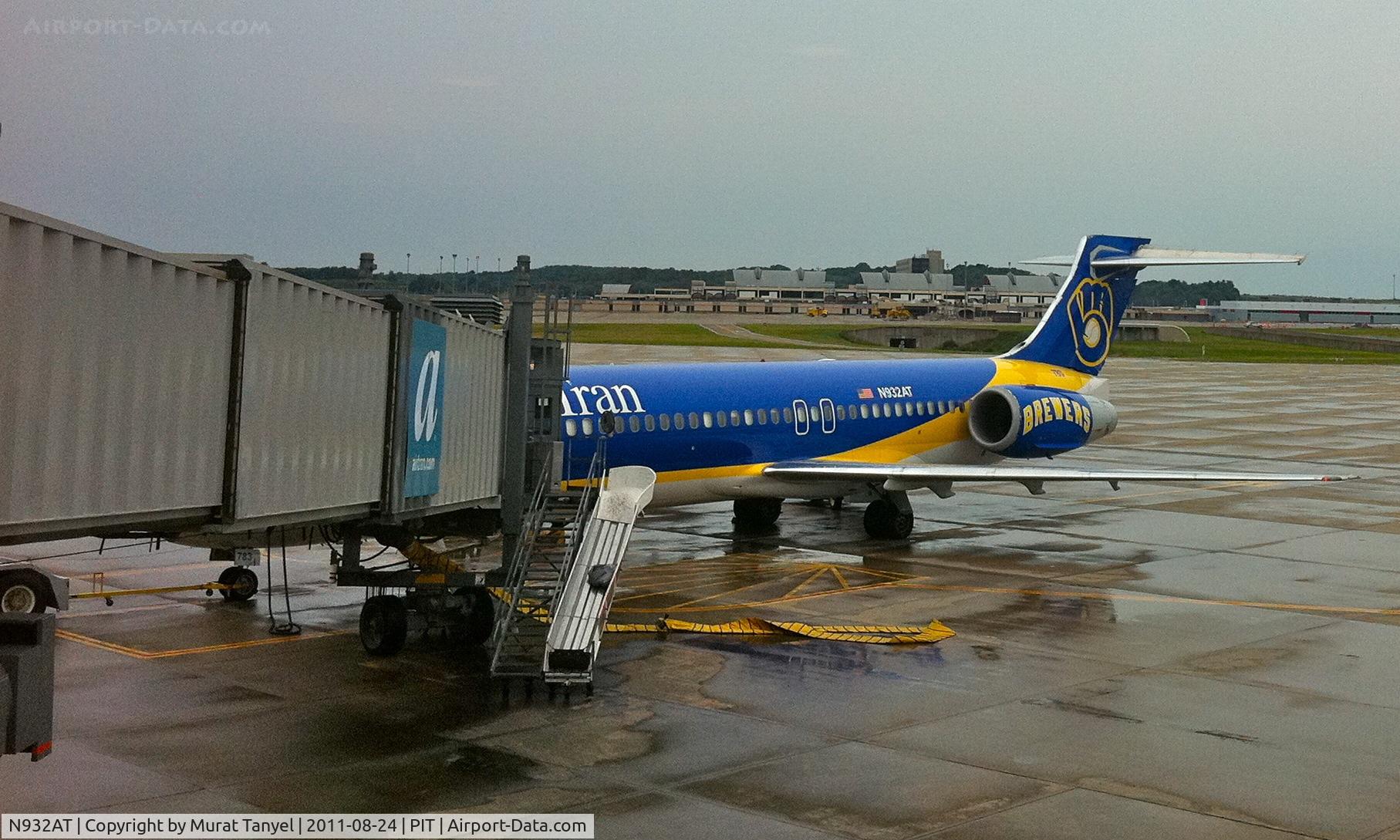 N932AT, 2000 Boeing 717-200 C/N 55073, Waiting at the gate to take us from PIT to Atlanta.