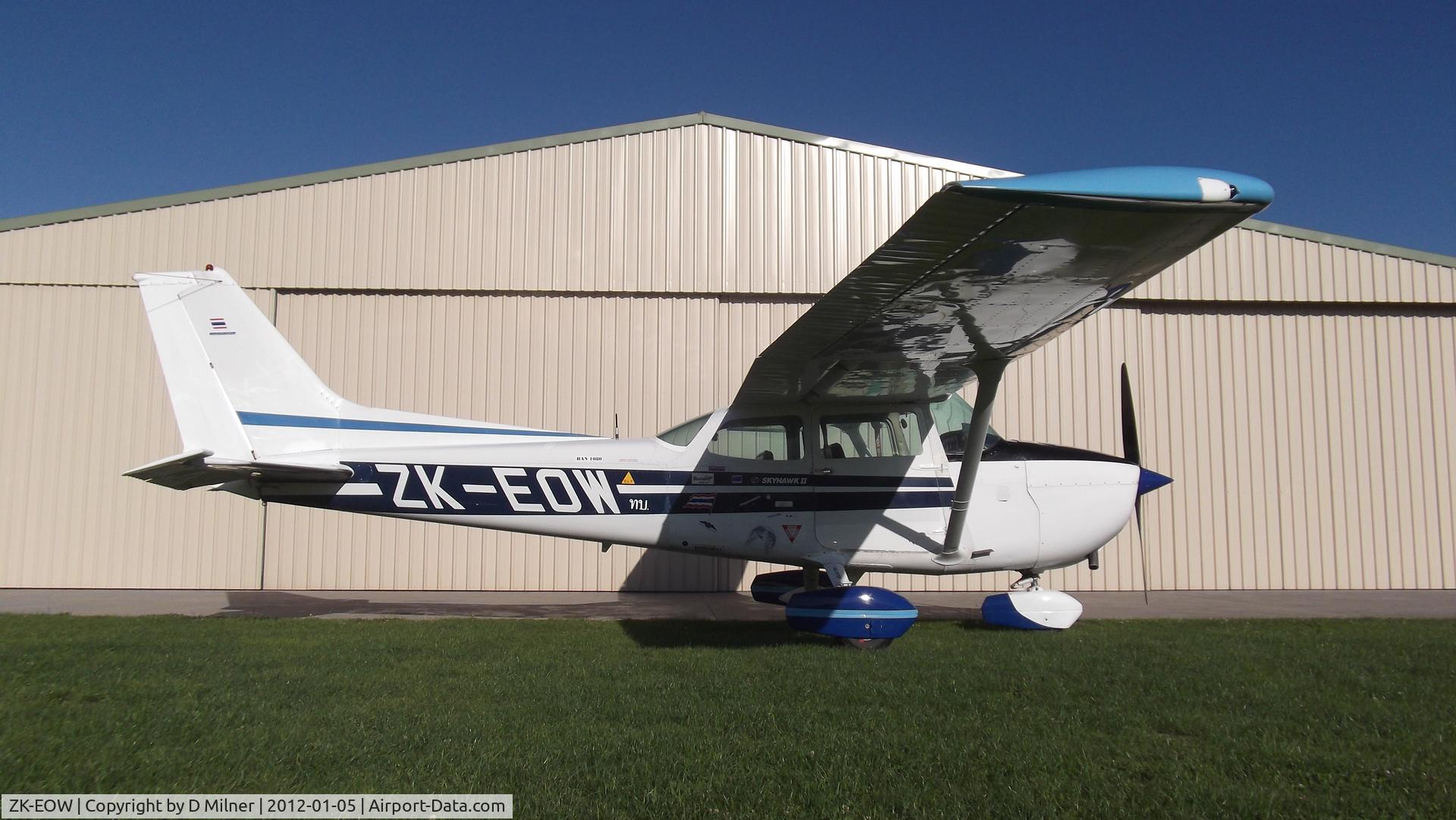 ZK-EOW, Cessna 172N C/N 17272549, At its home hanger in Motueka