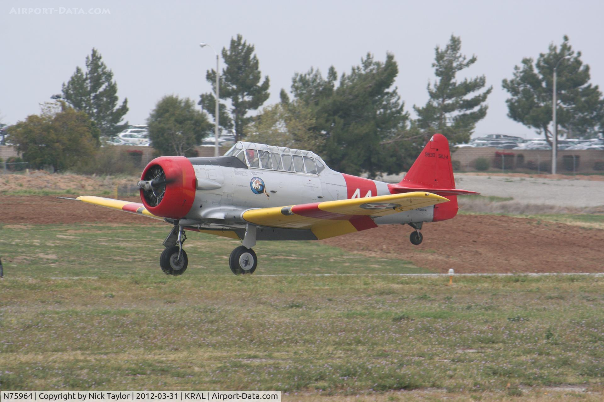 N75964, 1943 North American SNJ-4 Texan C/N 88-9830, Landing roll