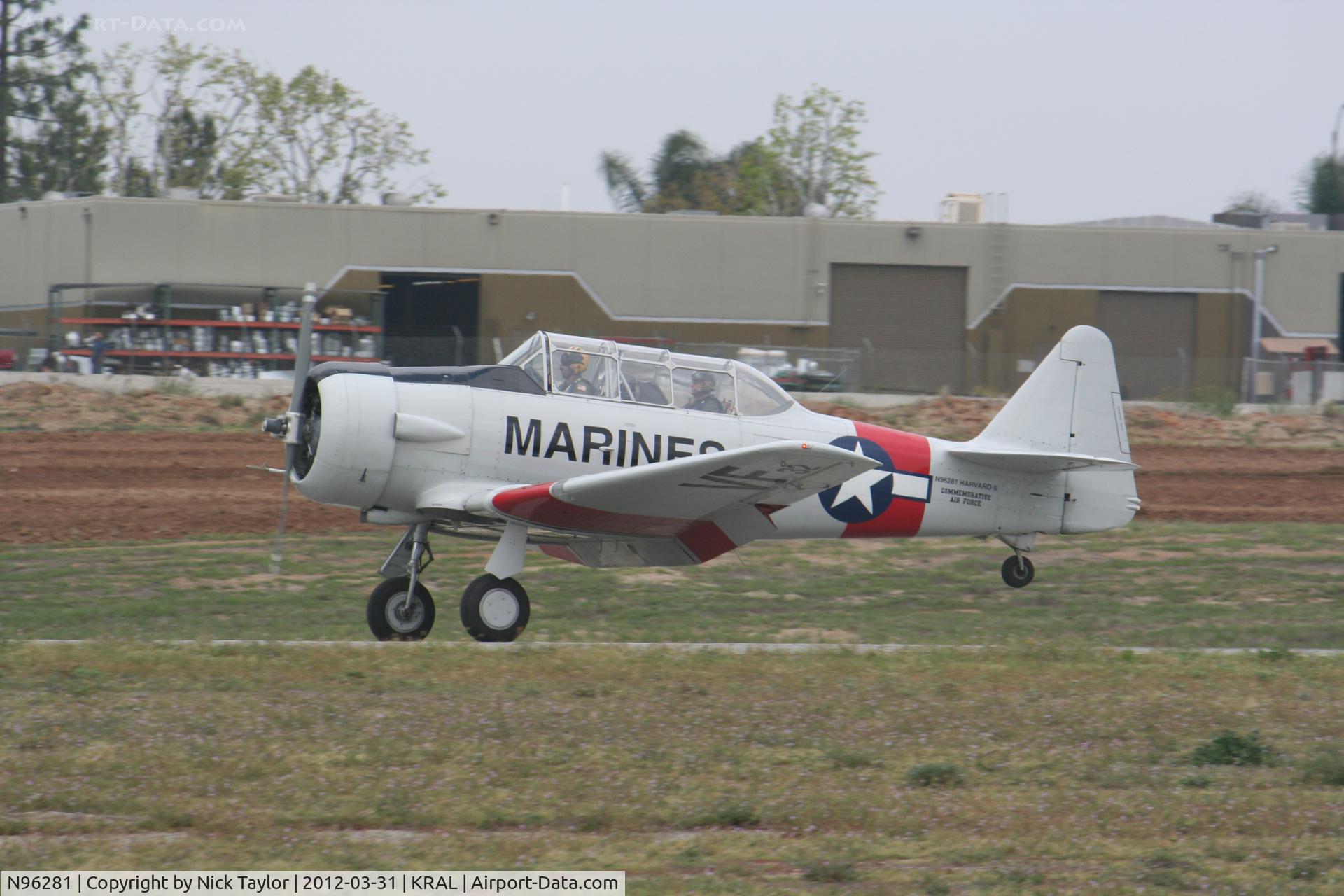N96281, 1976 North American AT-6C Harvard IIA C/N 3832, Landing