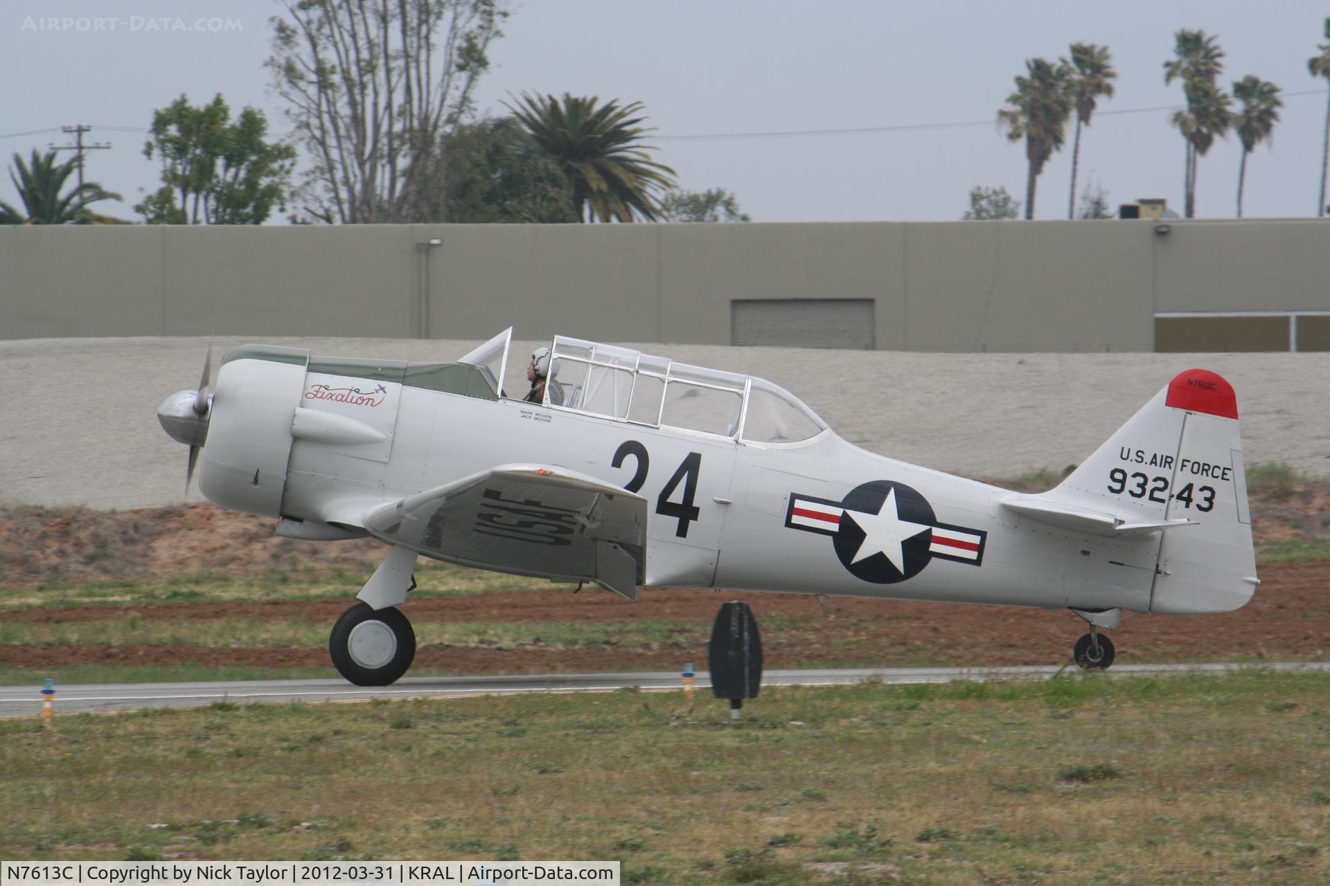 N7613C, 1949 North American T-6G Texan C/N 168-347, Landing