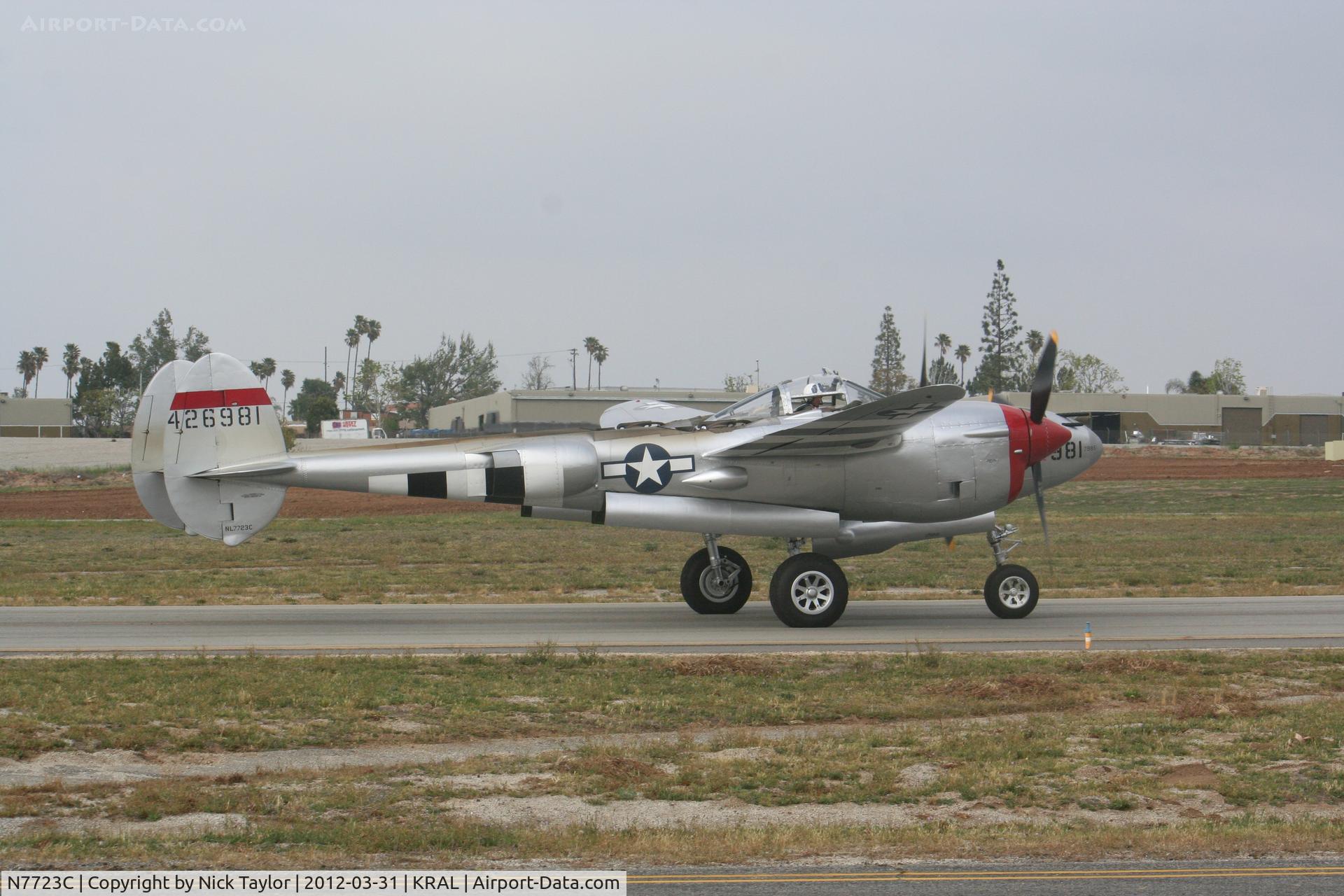 N7723C, 1944 Lockheed P-38L-5 Lightning C/N 7985, Honey Bunny returning