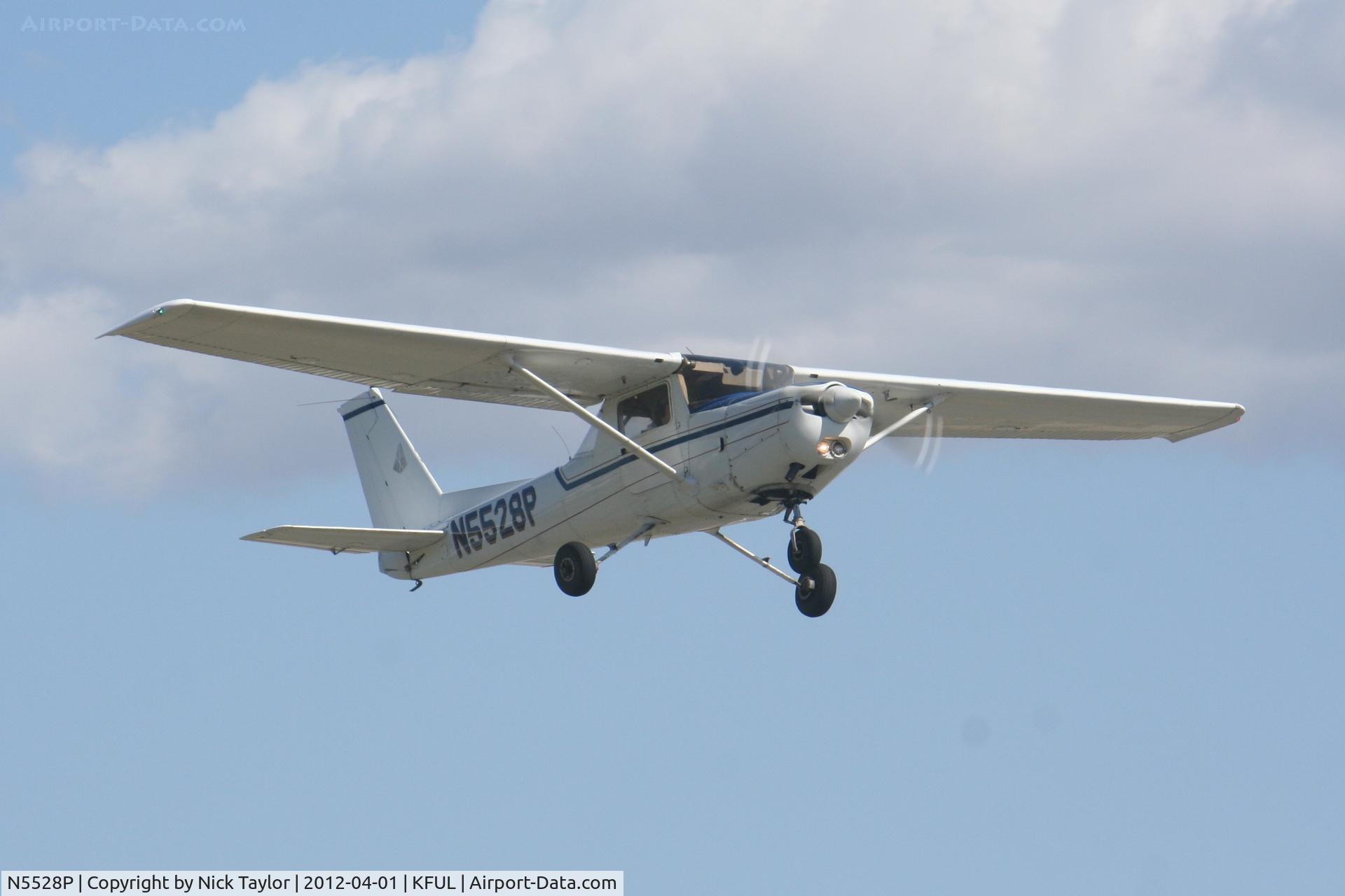 N5528P, 1981 Cessna 152 C/N 15284968, Departing 24