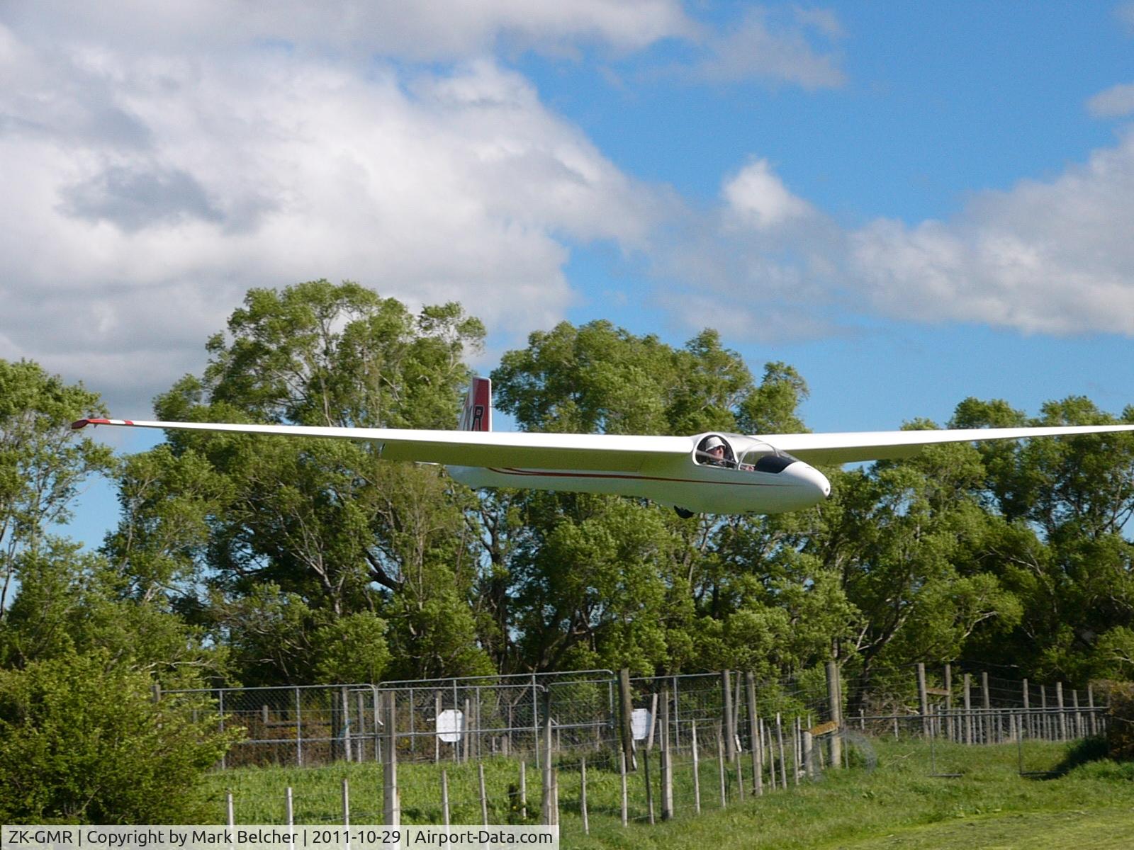 ZK-GMR, 1981 Briegleb BG-12-16 C/N AACA/445, ZK-GMR approaches over the fence with full flap.