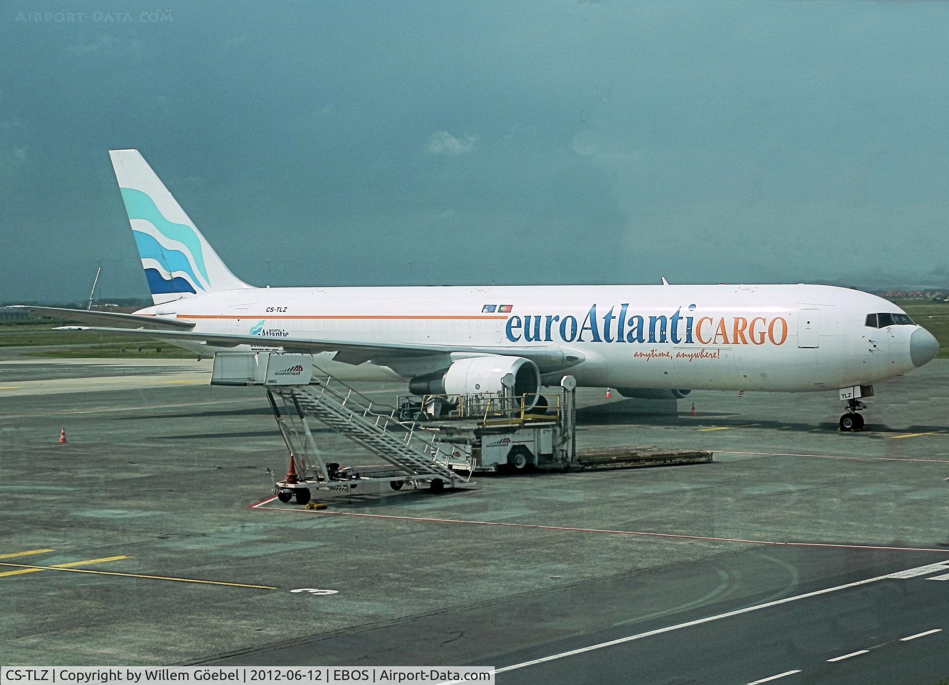 CS-TLZ, 1988 Boeing 767-375 C/N 24086, Parking for loading on the platform