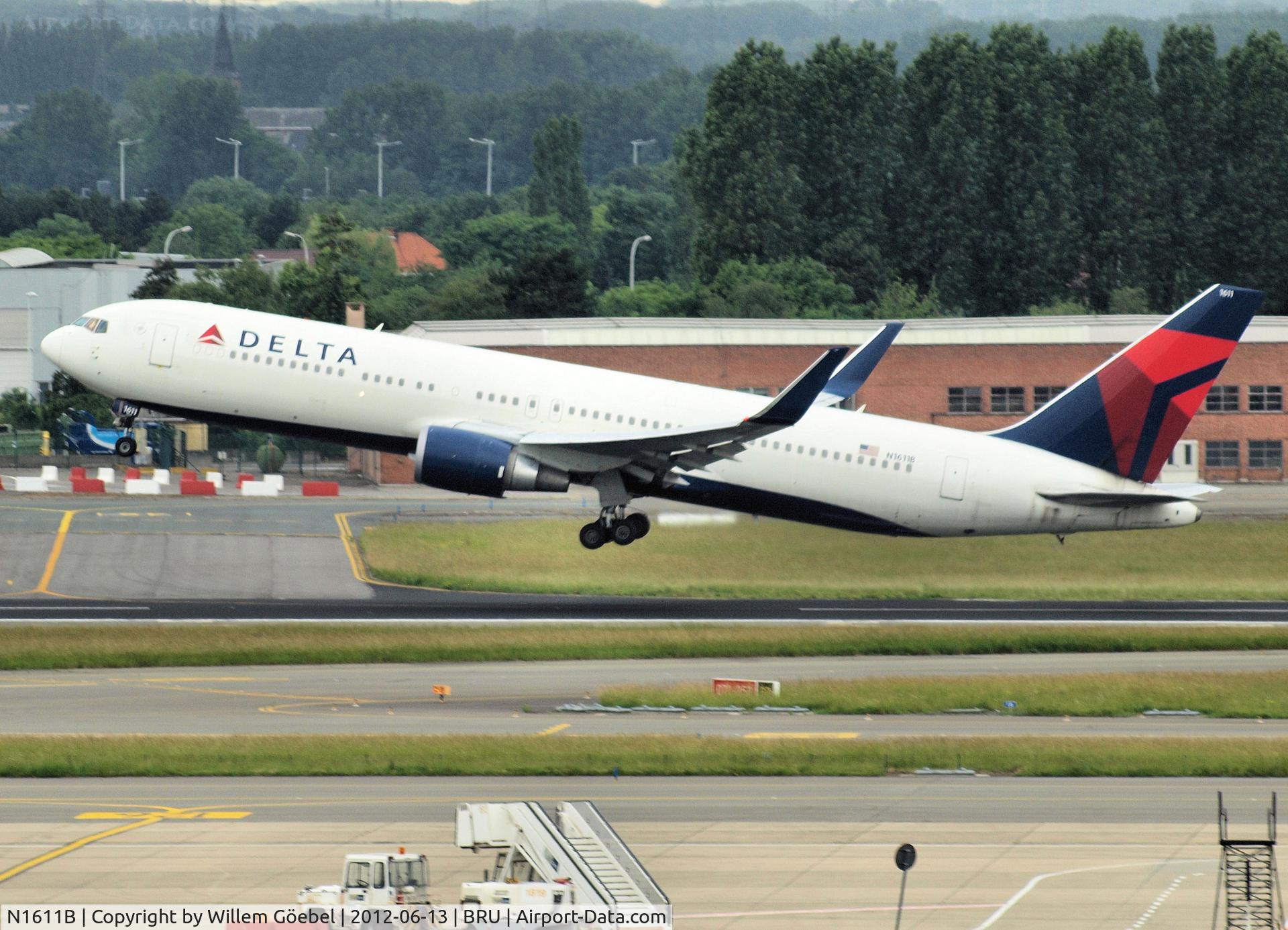 N1611B, 2000 Boeing 767-332/ERF C/N 30595, Take off from Brussel Airport