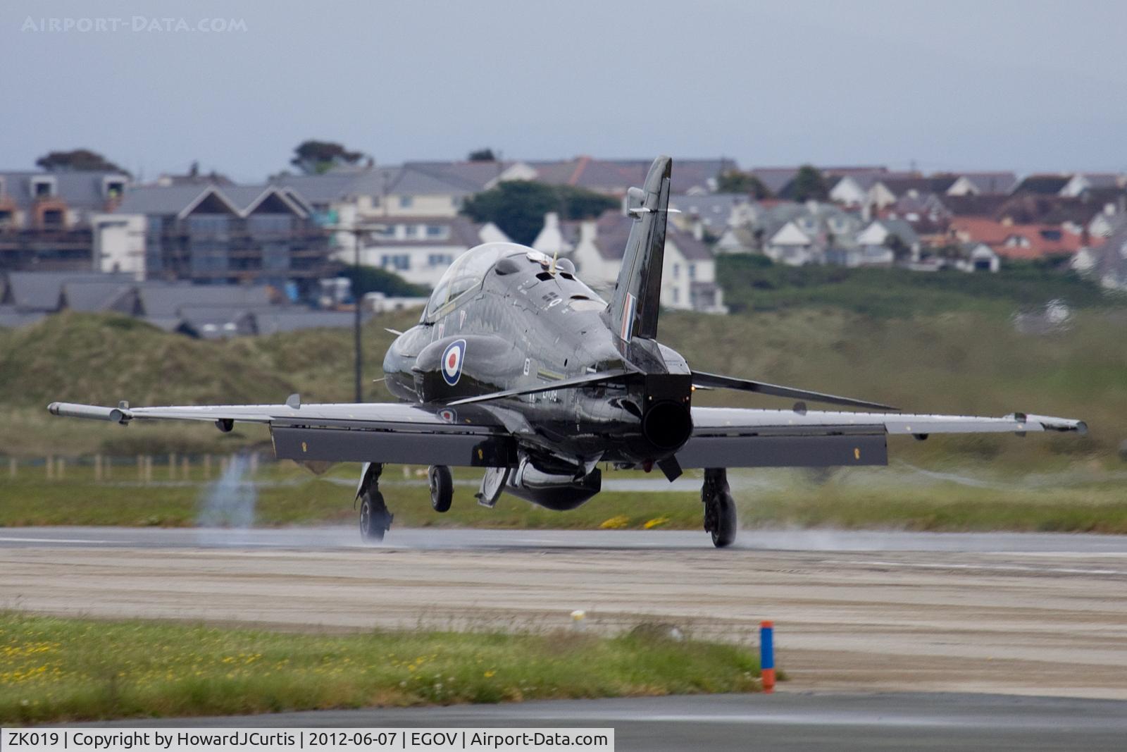 ZK019, 2008 British Aerospace Hawk T2 C/N RT010/1248, Touching down. Operated by 4(R) Squadron of 4 FTS.