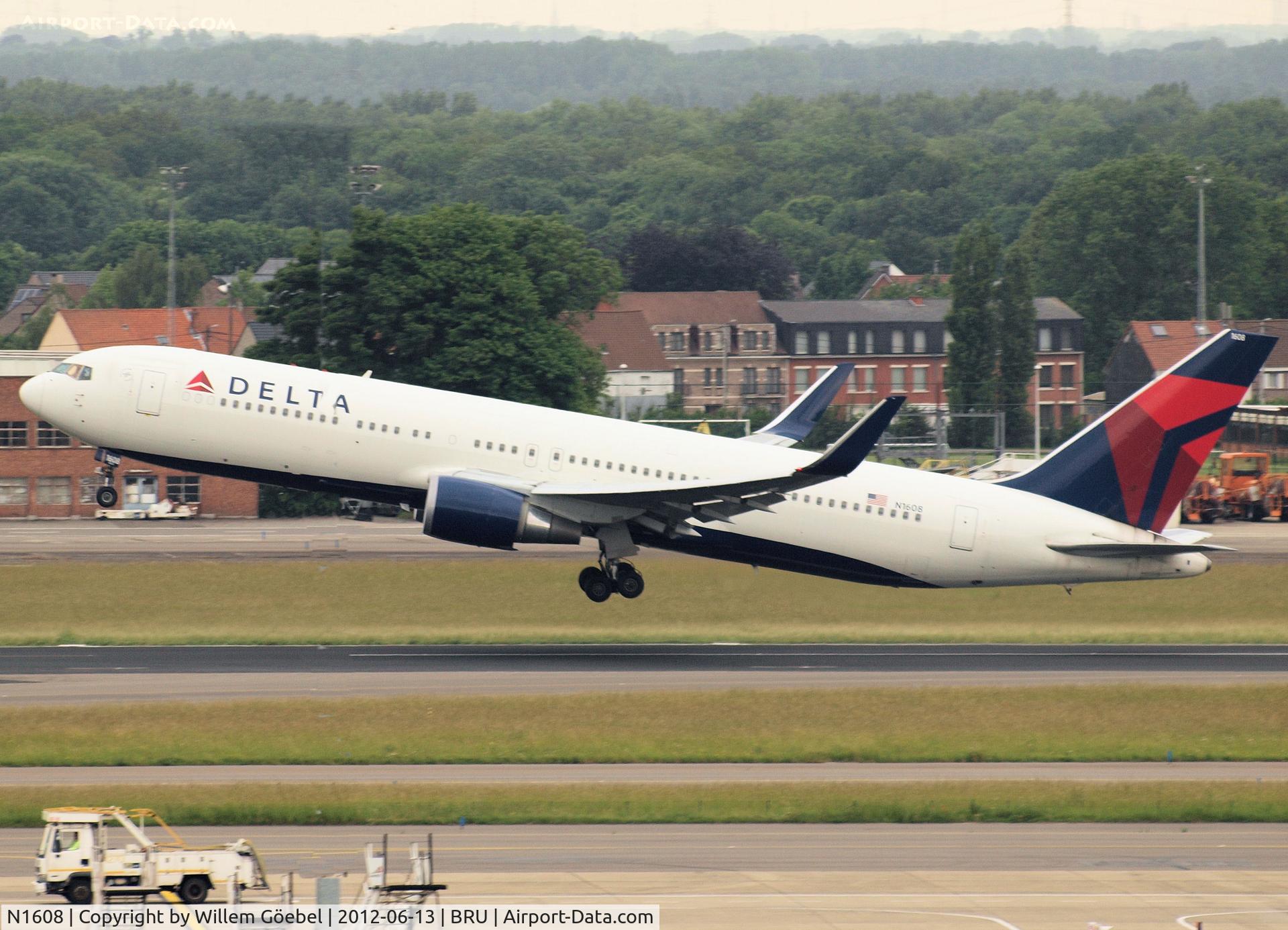 N1608, 2000 Boeing 767-332 C/N 30573, Take off from Brussel Airport