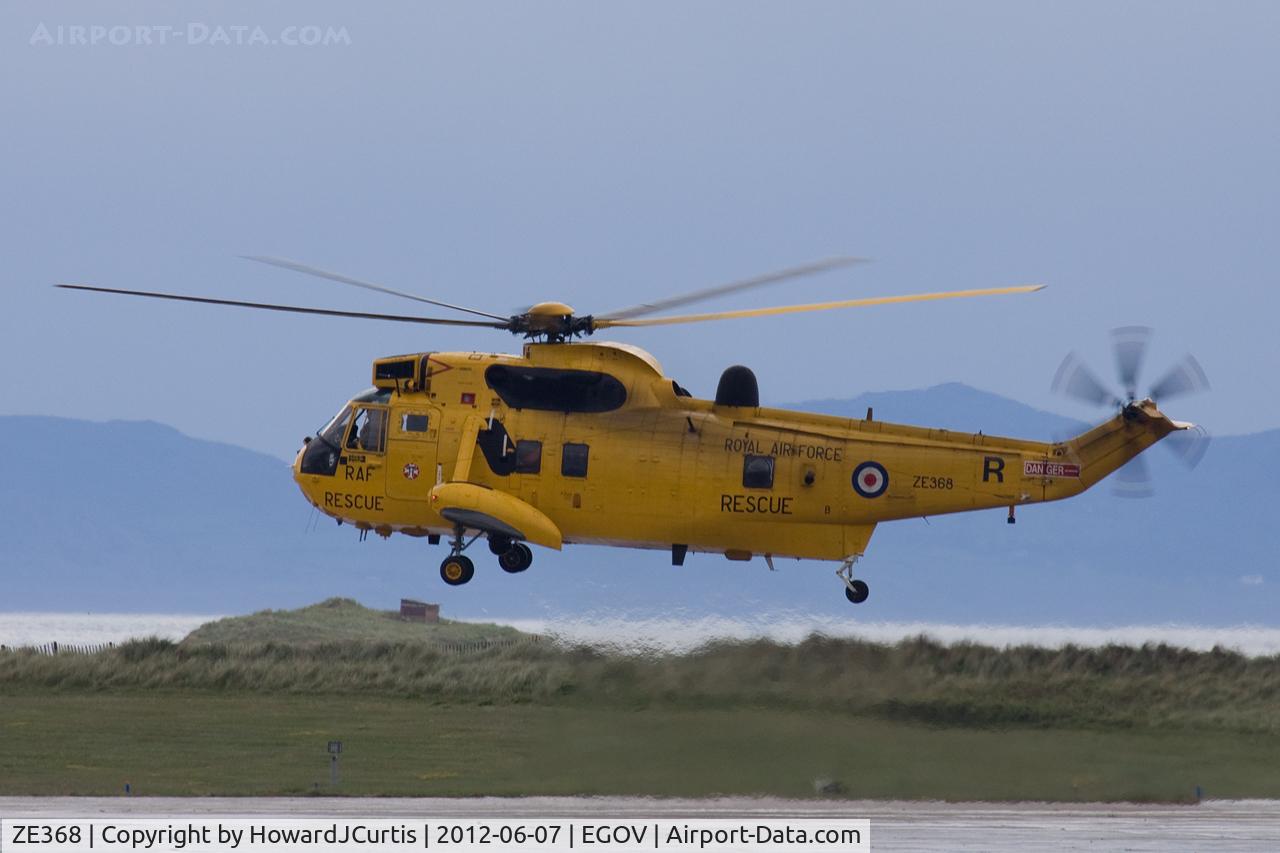 ZE368, 1985 Westland Sea King HAR.3 C/N WA947, Departing in the murk.