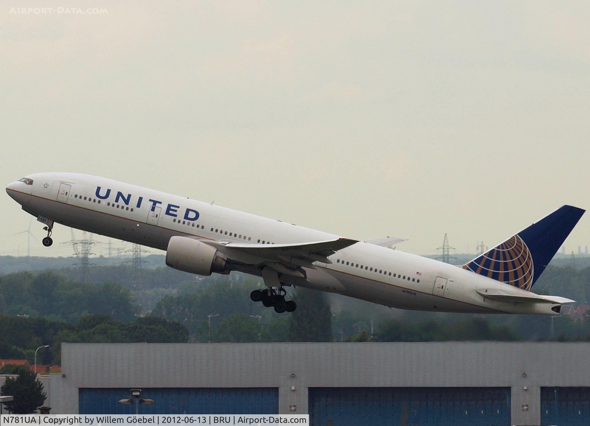 N781UA, 1996 Boeing 777-222 C/N 26945, Take off from Brussel Airport
