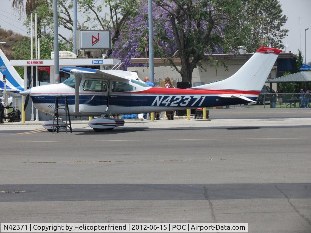 N42371, 1968 Cessna 182L Skylane C/N 18258990, Waiting to be fueled after N28FG is completed