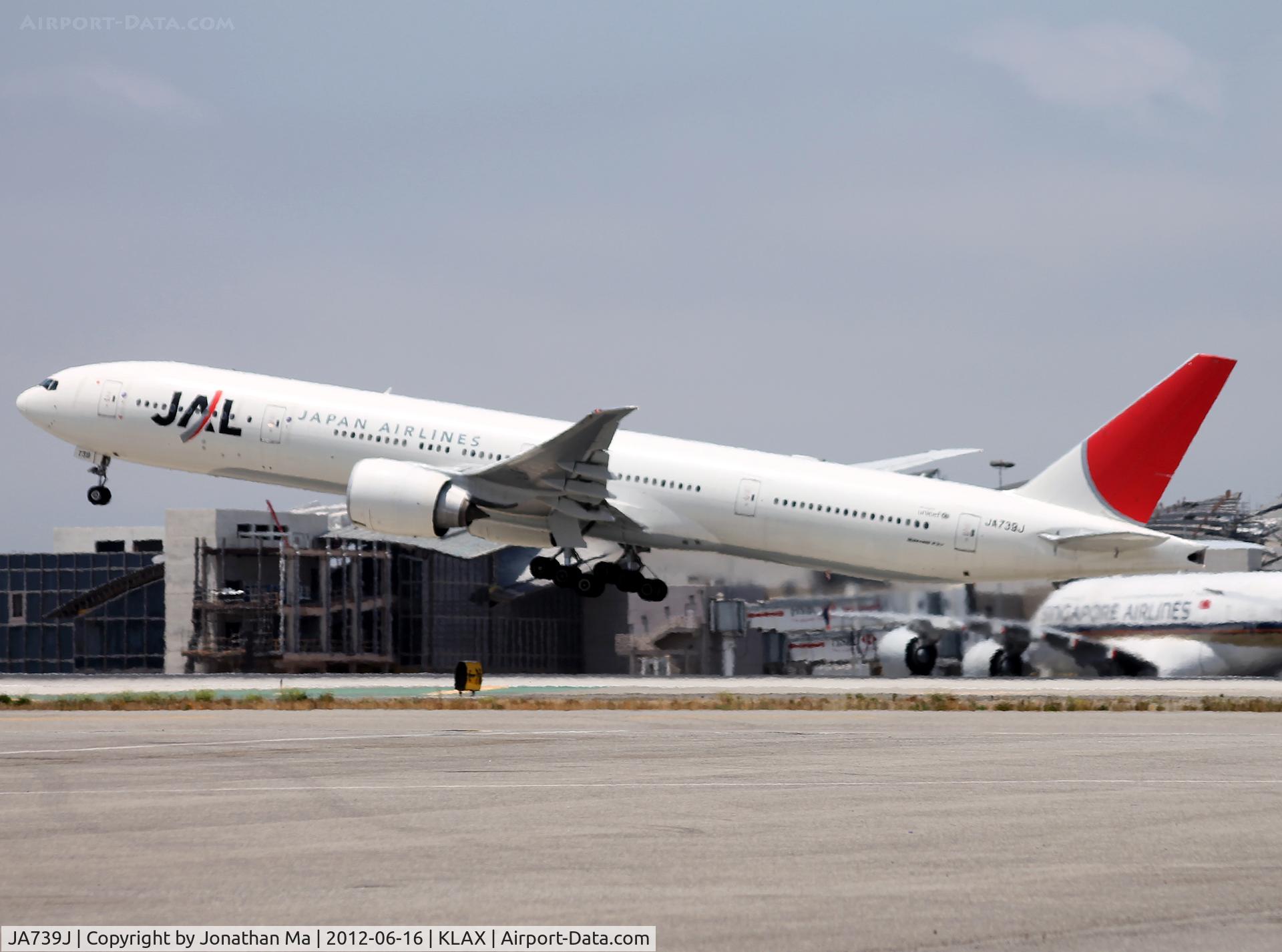 JA739J, 2008 Boeing 777-346/ER C/N 37437, Nice rotation