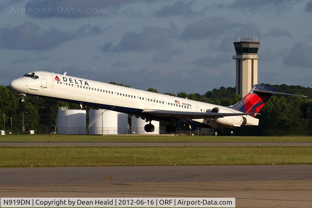 N919DN, 1997 McDonnell Douglas MD-90-30 C/N 53576, Delta Air Lines N919DN (FLT DAL1012) departing RWY 5 en route to Hartsfield-Jackson Atlanta Int'l (KATL).