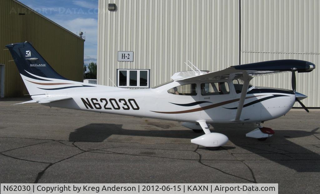 N62030, 2008 Cessna 182T Skylane C/N 18282096, Cessna 182T Skylane on the ramp.