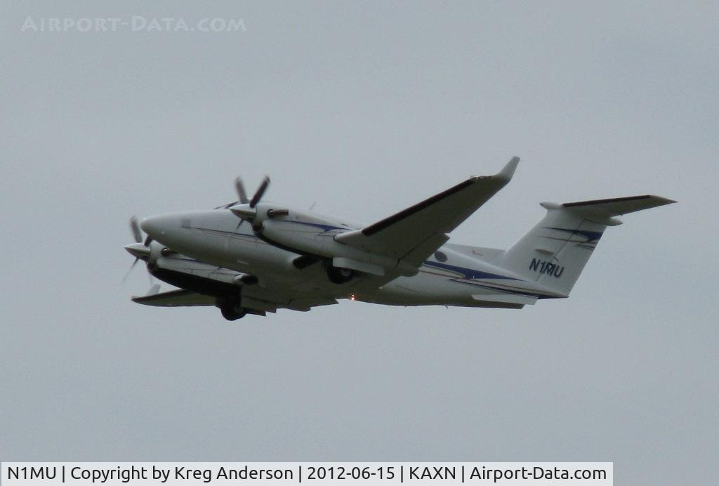 N1MU, 1986 Beech B200 King Air C/N BB-1245, Beech B200 Super King Air departing runway 13.