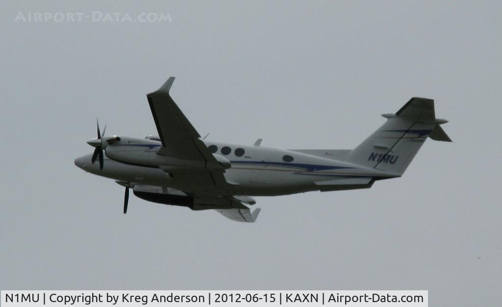 N1MU, 1986 Beech B200 King Air C/N BB-1245, Beech B200 departing runway 13.