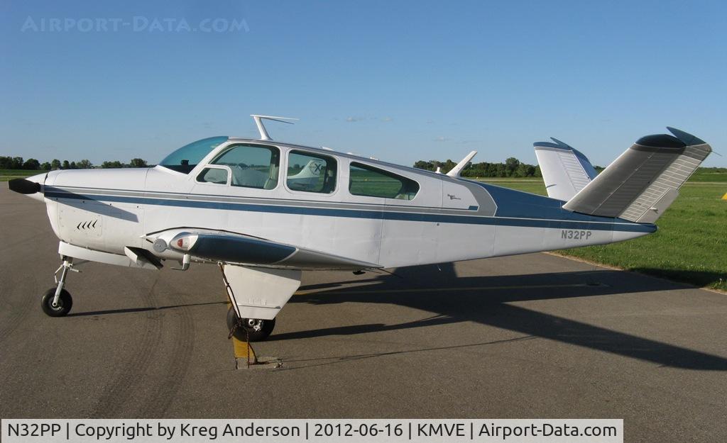 N32PP, 1964 Beech S35 Bonanza C/N D-7702, Beech S35 Bonanza on the ramp.