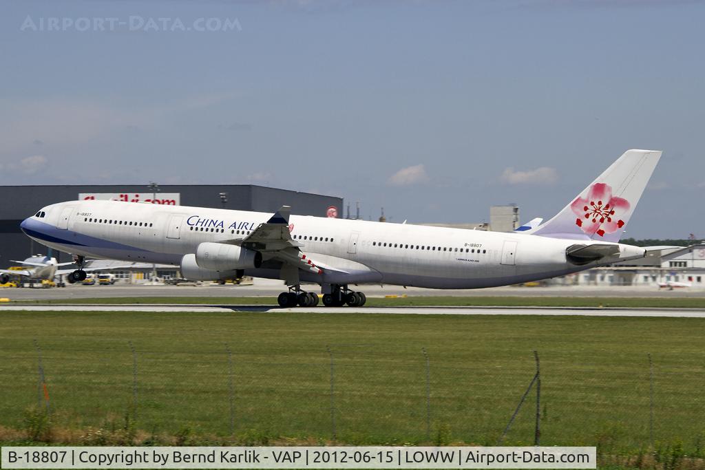 B-18807, 2003 Airbus A340-313 C/N 541, Rotating from Rwy 29