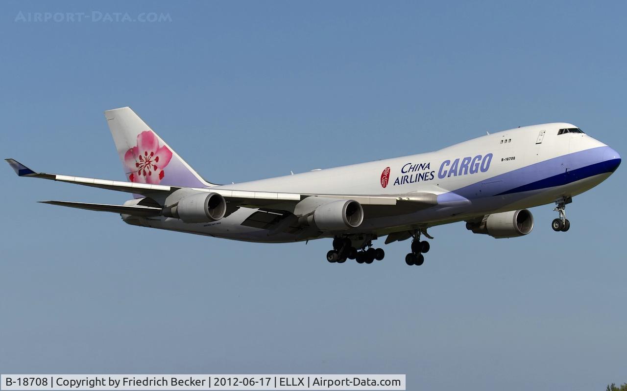 B-18708, 2001 Boeing 747-409F/SCD C/N 30765, on final RW24