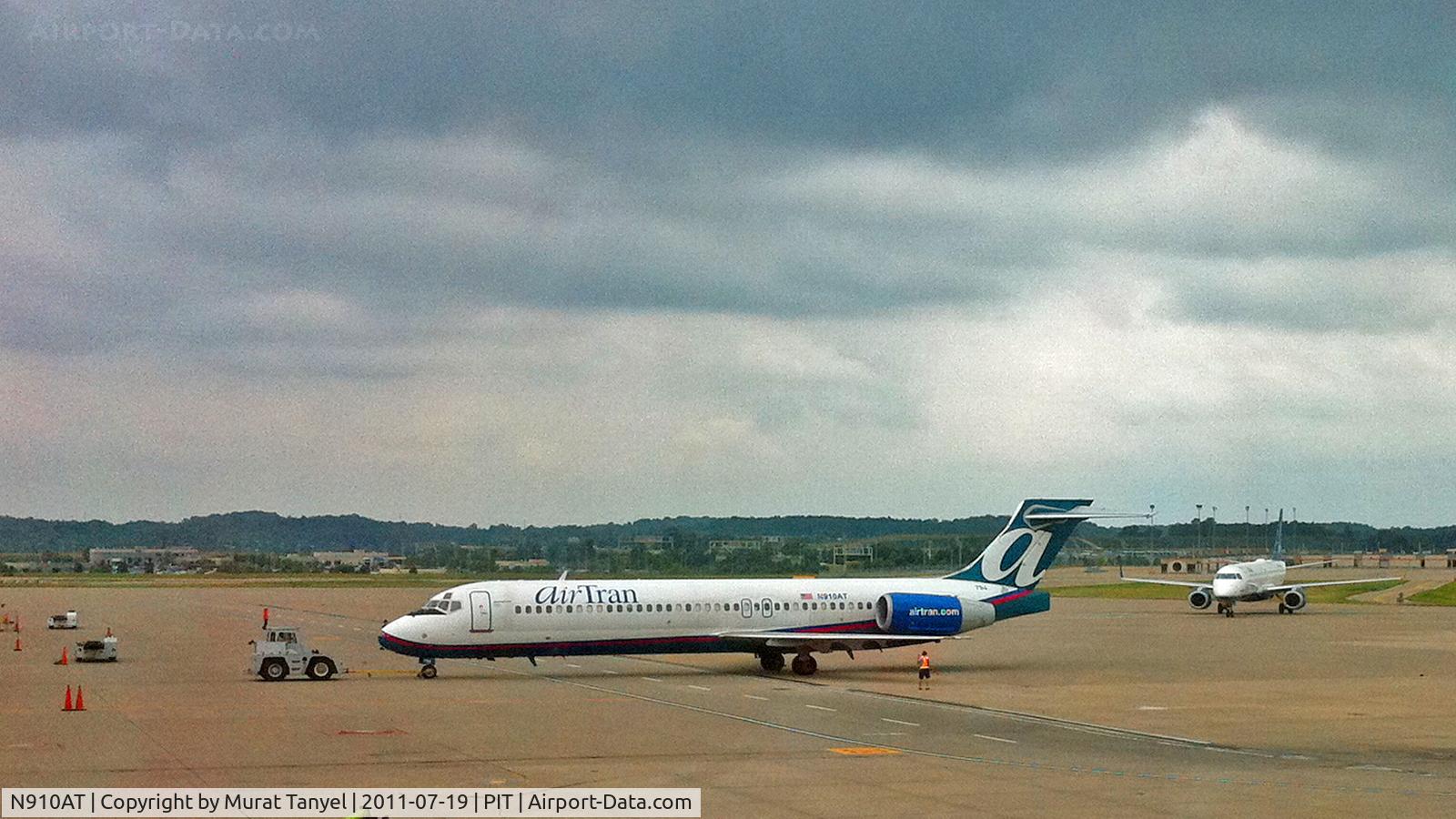 N910AT, 2001 Boeing 717-200 C/N 55086, Pushing back from the terminal @ PIT on 07/19/2011
