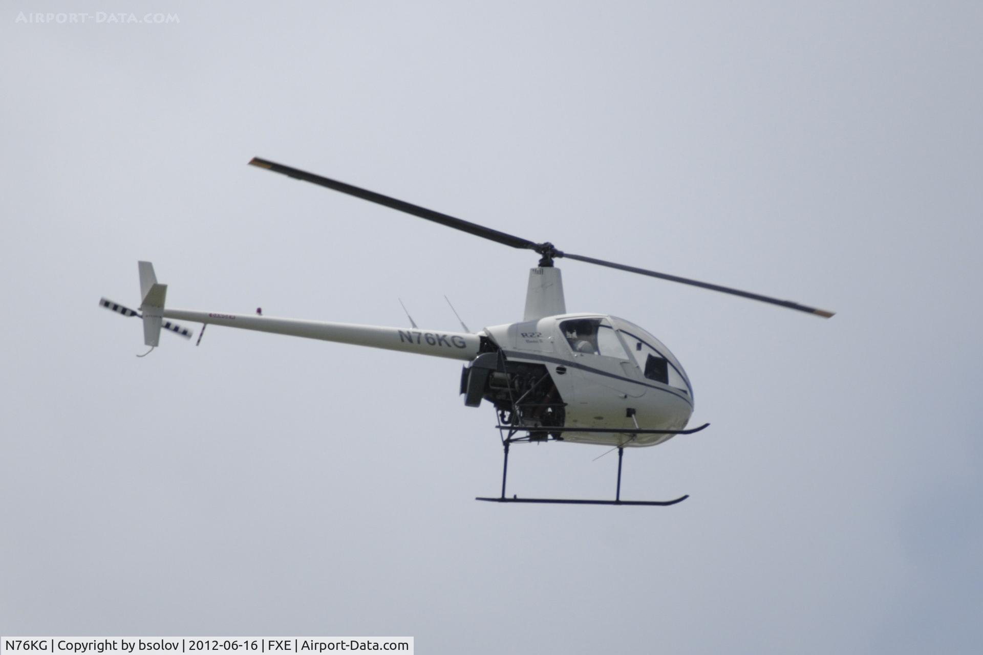 N76KG, 1996 Robinson R22 Beta C/N 2578, R22 Flying over Runway 8