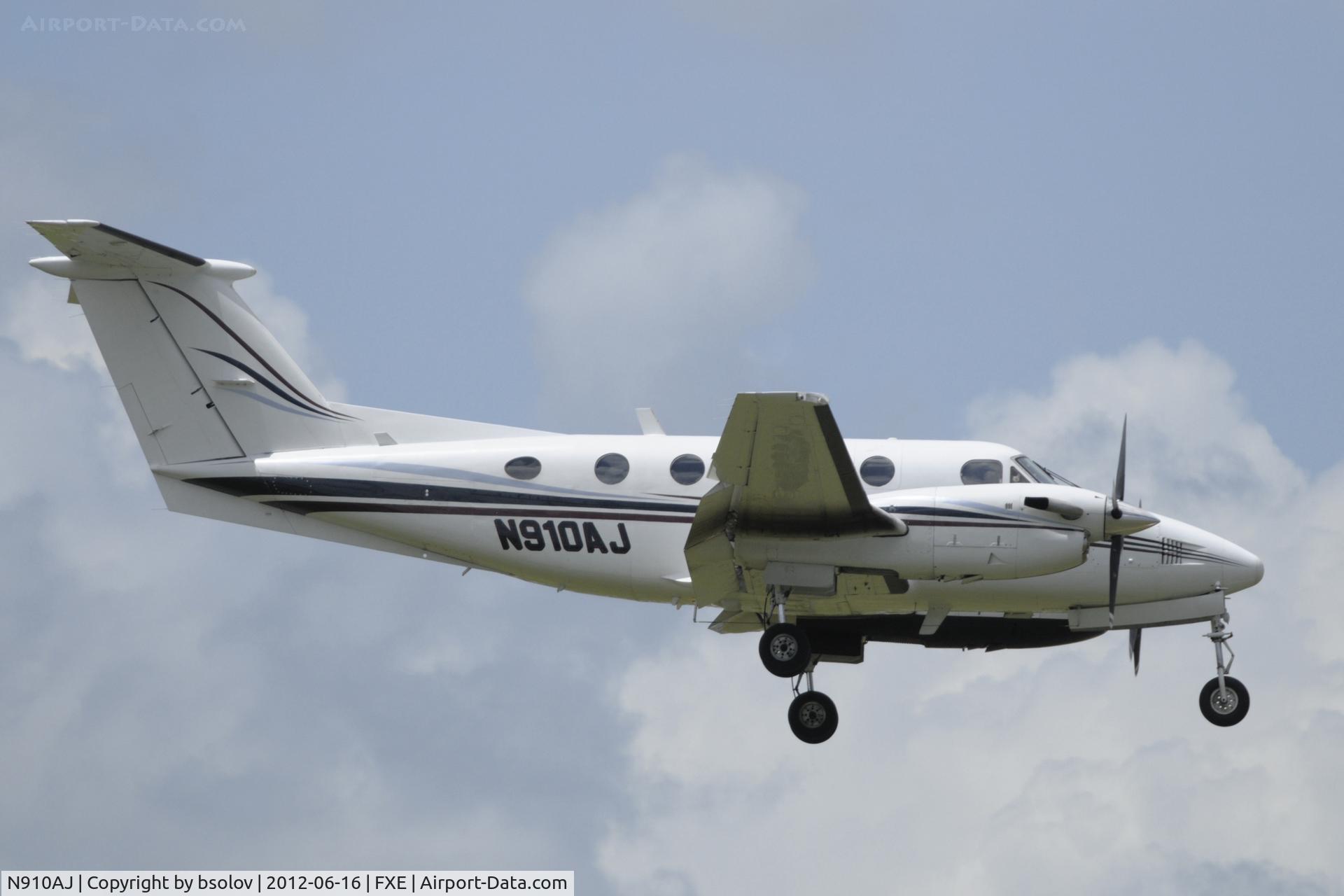 N910AJ, 1981 Beech B200 King Air C/N BB-910, On approach to Runway 8 at FXE