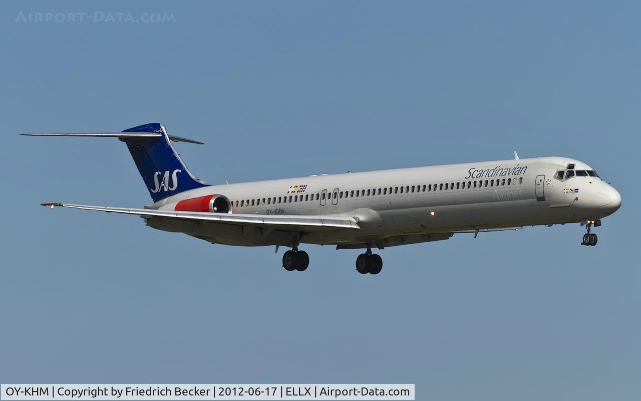 OY-KHM, 1990 McDonnell Douglas MD-82 (DC-9-82) C/N 49914, on final RW24