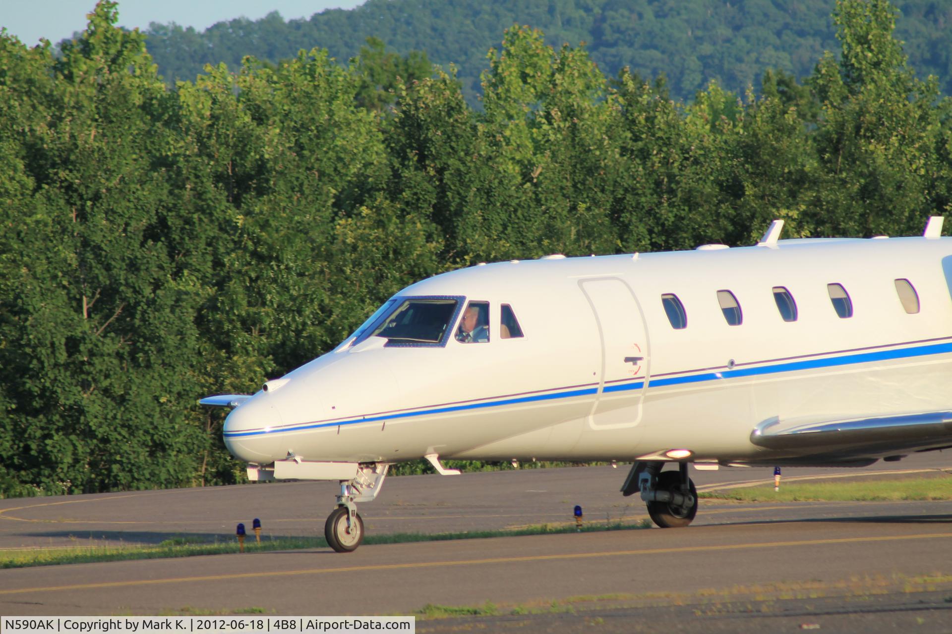 N590AK, 1999 Cessna 560XL Citation Excel C/N 560-5038, N590AK taxiing back to the ramp after its flight from LaGuardia (LGA).