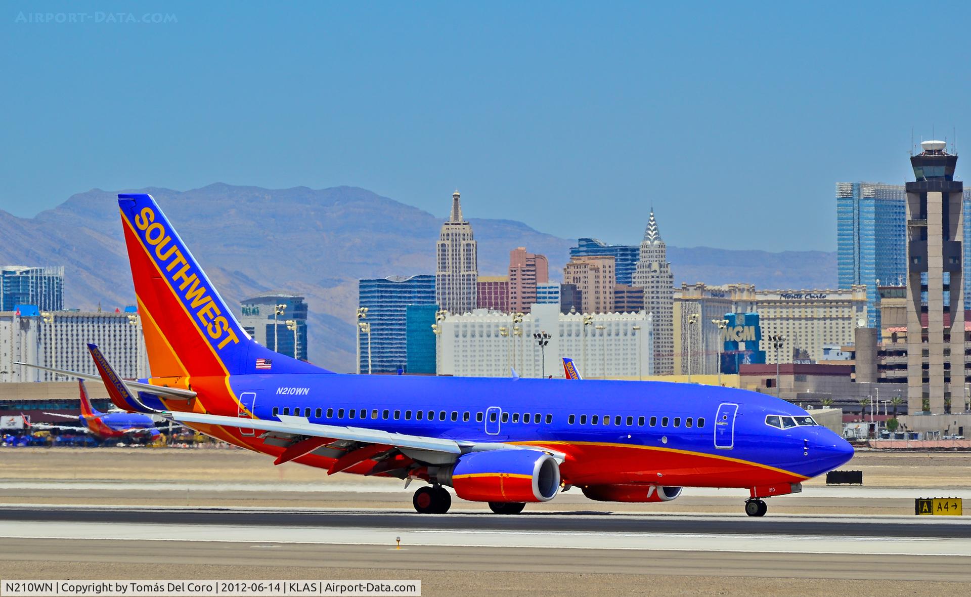N210WN, 2005 Boeing 737-7H4 C/N 34162, N210WN Southwest Airlines 2005 Boeing 737-7H4 (cn 34162/1690)

- Las Vegas - McCarran International (LAS / KLAS)
USA - Nevada, June 14, 2012
Photo: Tomás Del Coro