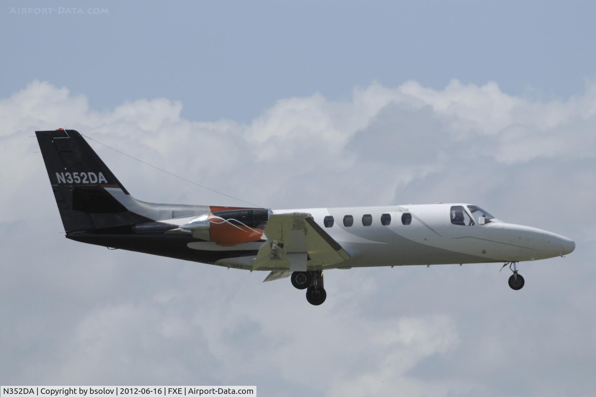 N352DA, 1972 Cessna 550 C/N 550-0352, On approach to FXE