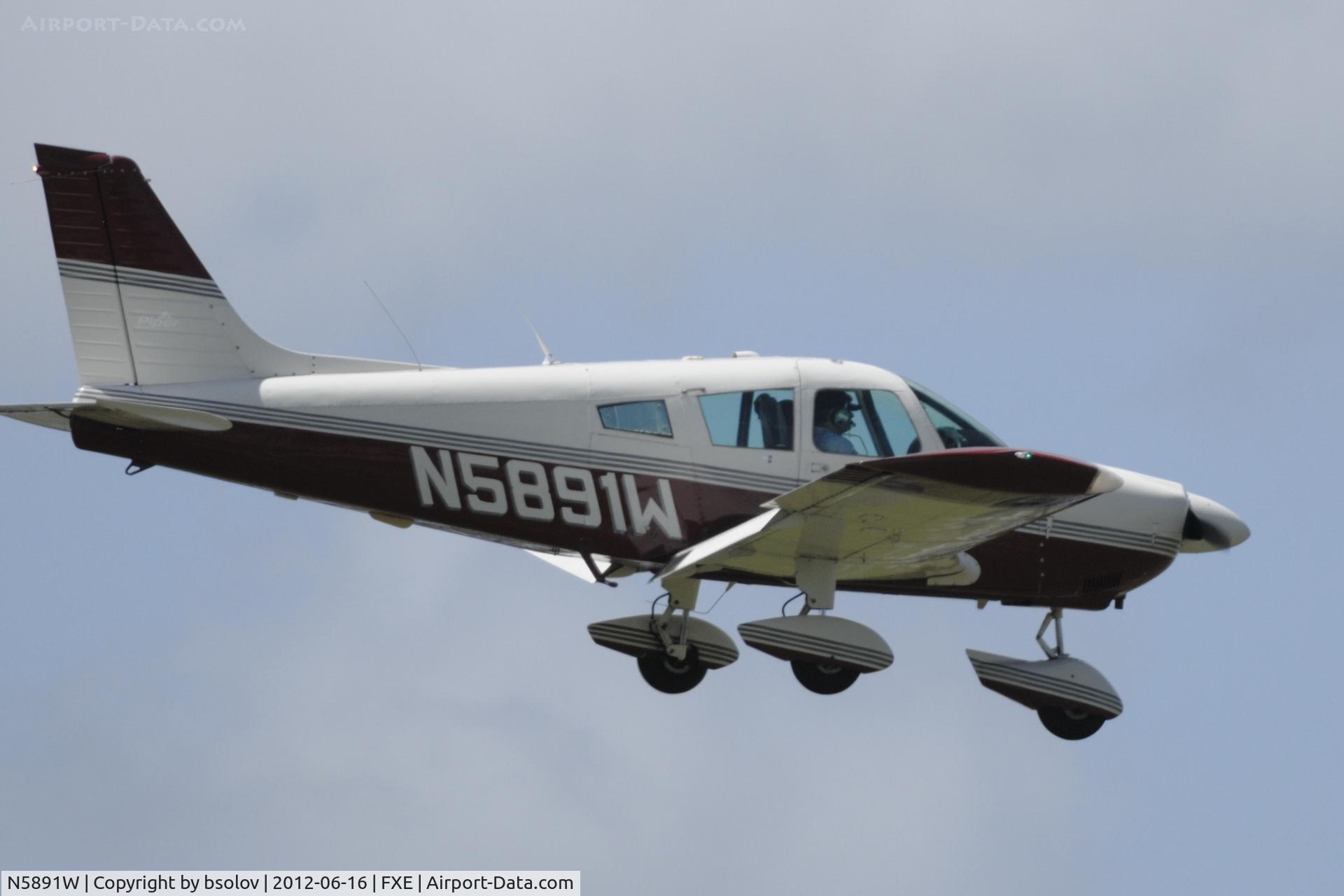 N5891W, 1965 Piper PA-28-150 Cherokee C/N 28-2633, On approach to Runway 8 at Ft. Lauderdale Executive Airport