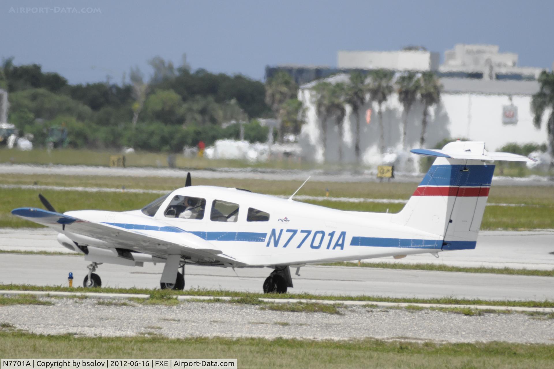 N7701A, 2001 Piper PA-44-180 Seminole C/N 4496089, Lined up at Runway 8 for departure