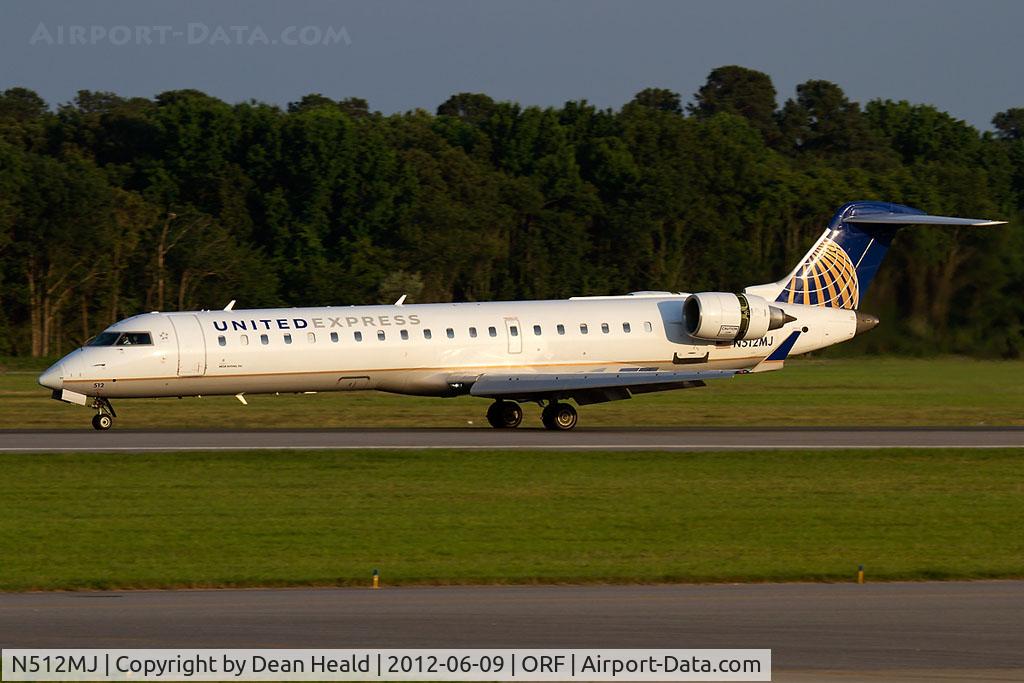 N512MJ, 2003 Canadair CL-600-2C10 Regional Jet CRJ-700 C/N 10109, United Express (Mesa Airlines) N512MJ (FLT ASH3778) rolling out on RWY 5 after arrival from Chicago O'Hare Int'l (KORD).
