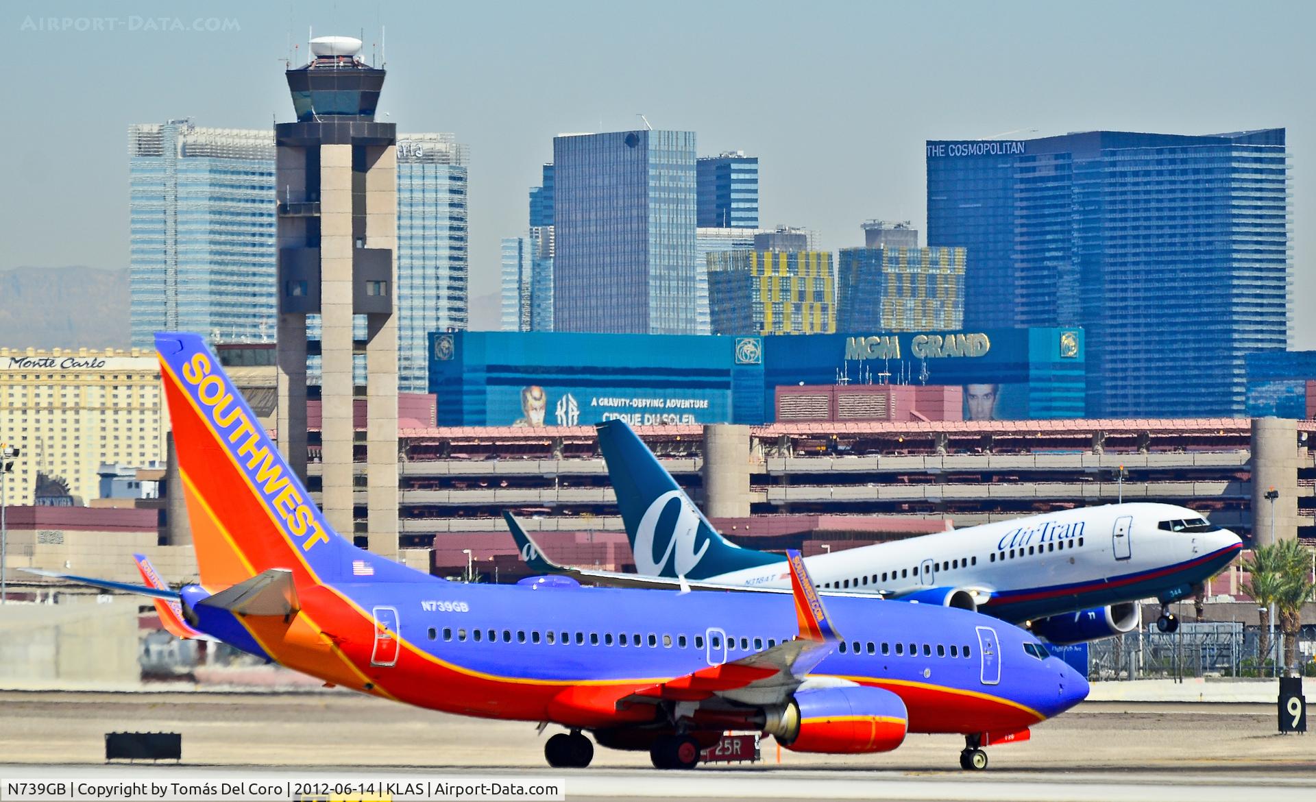 N739GB, 1998 Boeing 737-7H4 C/N 29275, N739GB Southwest Airlines 1998 Boeing 737-7H4 C/N 29275

N318AT AirTran Airways 2007 Boeing 737-7BD C/N 33931

- Las Vegas - McCarran International (LAS / KLAS)
USA - Nevada, June 14, 2012
Photo: Tomás Del Coro