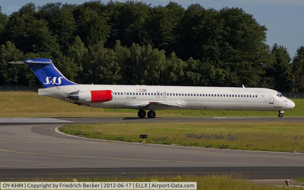 OY-KHM, 1990 McDonnell Douglas MD-82 (DC-9-82) C/N 49914, line up for departure