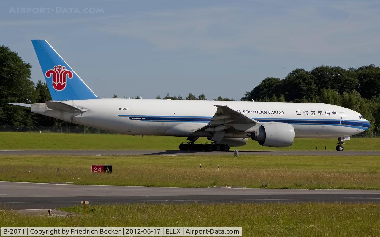 B-2071, 2009 Boeing 777-F1B C/N 37309, line up for departure