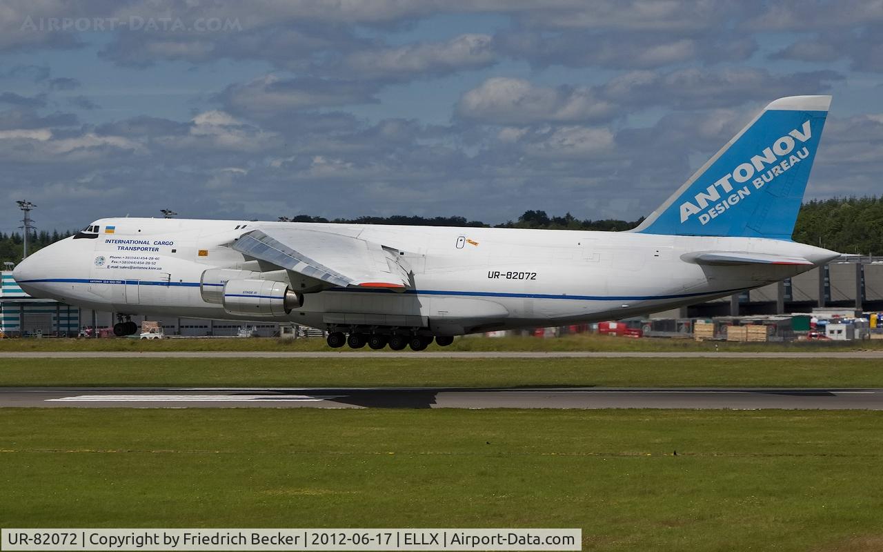 UR-82072, 1993 Antonov An-124-100 Ruslan C/N 9773053359136, moments prior touchdown